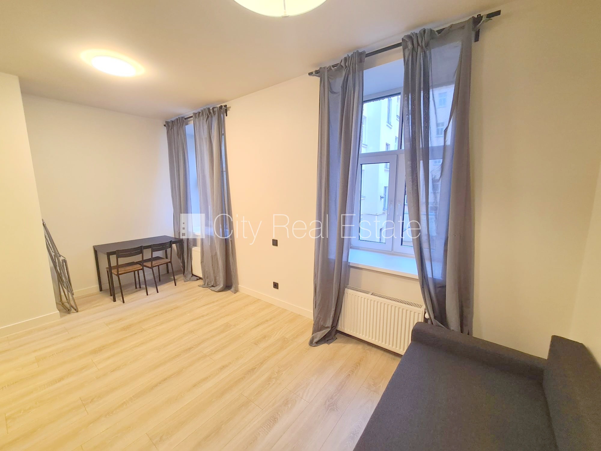 Sludinājumi. Fasādes māja, renovēta māja, slēgts pagalms, ieeja no ielas un pagalma, kāpņu telpa pēc kapitālā Cena: 370 EUR/mēn Foto #6