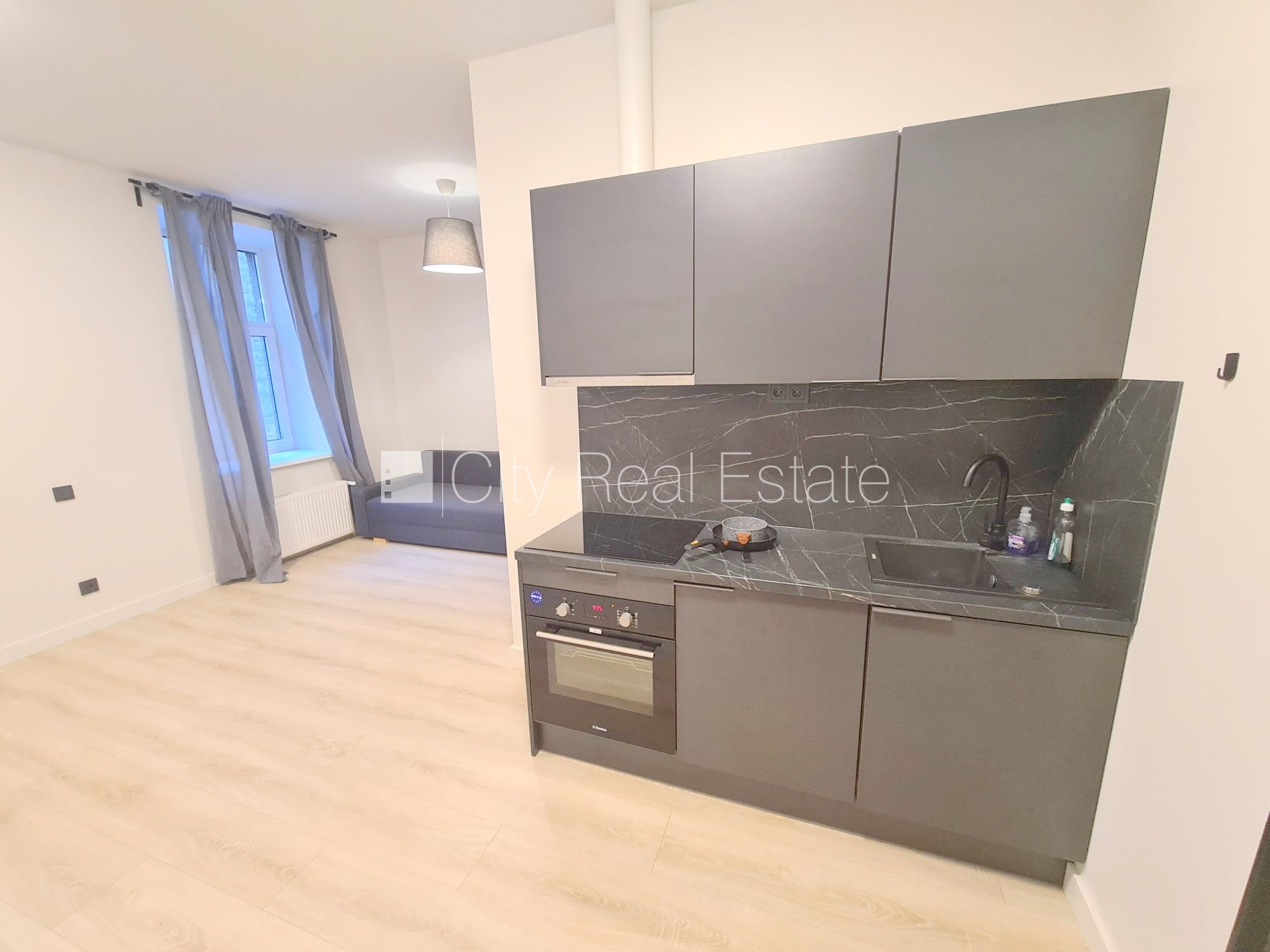 Sludinājumi. Fasādes māja, renovēta māja, slēgts pagalms, ieeja no ielas un pagalma, kāpņu telpa pēc kapitālā Cena: 370 EUR/mēn Foto #11