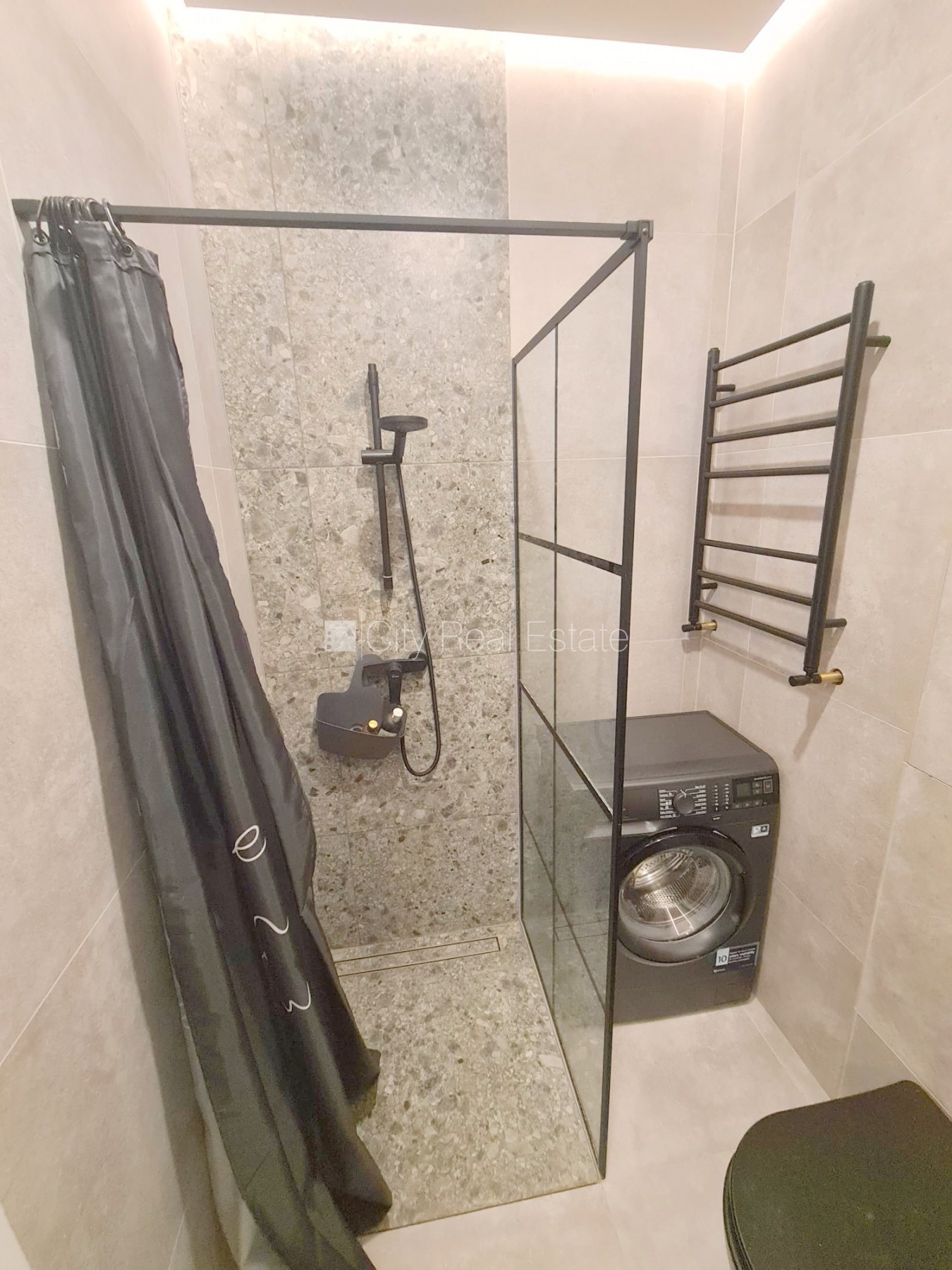 Sludinājumi. Fasādes māja, renovēta māja, slēgts pagalms, ieeja no ielas un pagalma, kāpņu telpa pēc kapitālā Cena: 370 EUR/mēn Foto #16