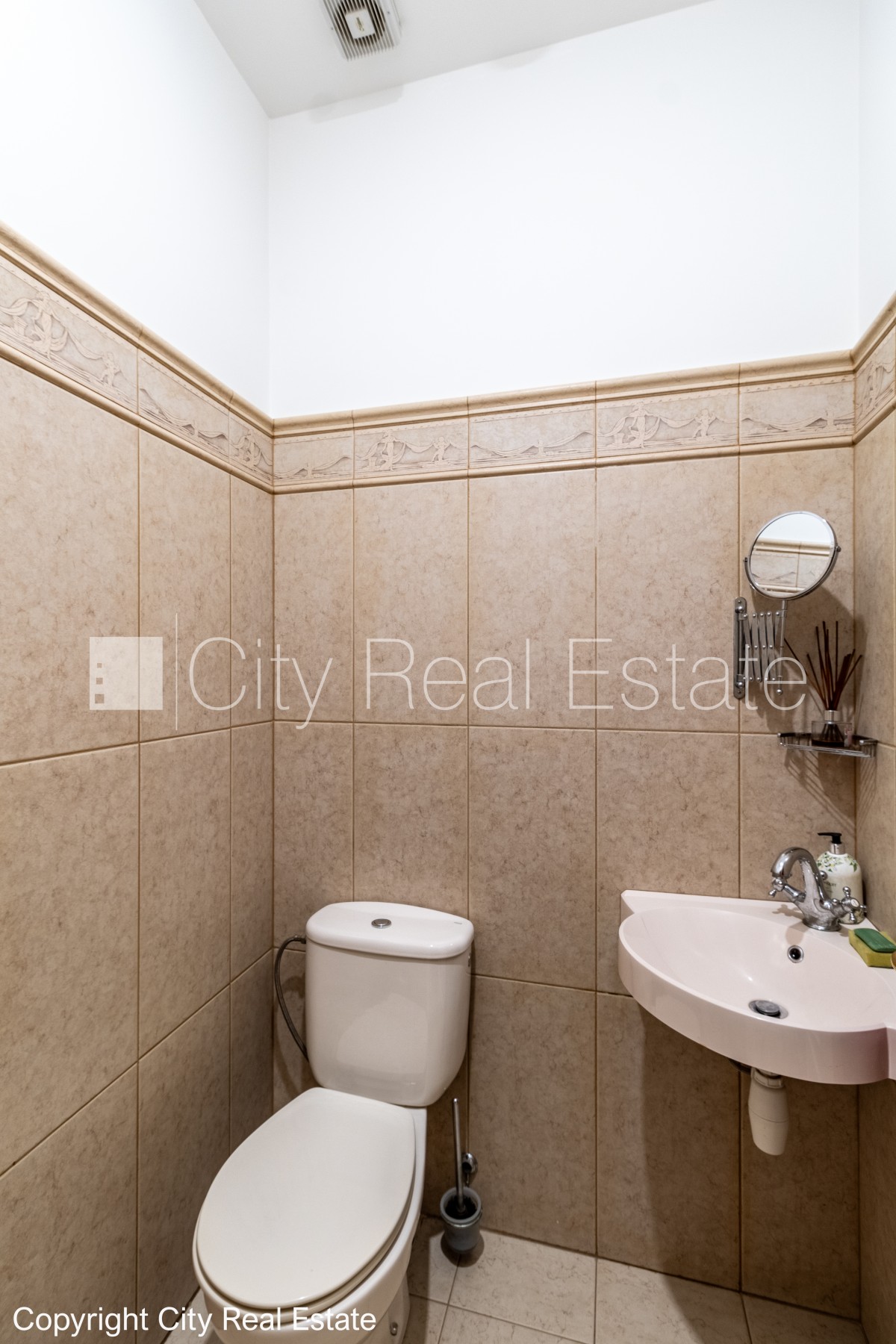 Объявление. Реновированный дом, окна выходят в обе стороны дома, количество спален 3 шт., изолированные комнаты Цена: 520000 EUR Foto #24