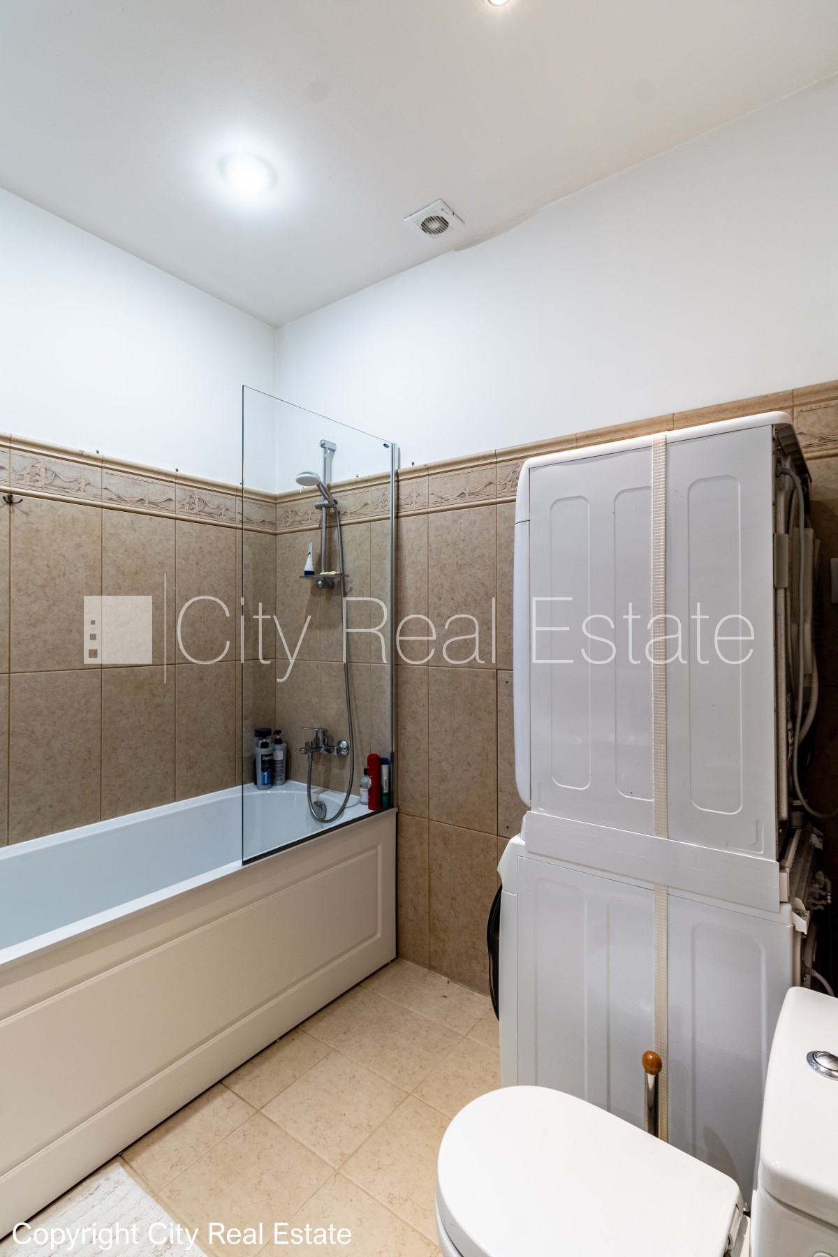 Объявление. Реновированный дом, окна выходят в обе стороны дома, количество спален 3 шт., изолированные комнаты Цена: 520000 EUR Foto #23