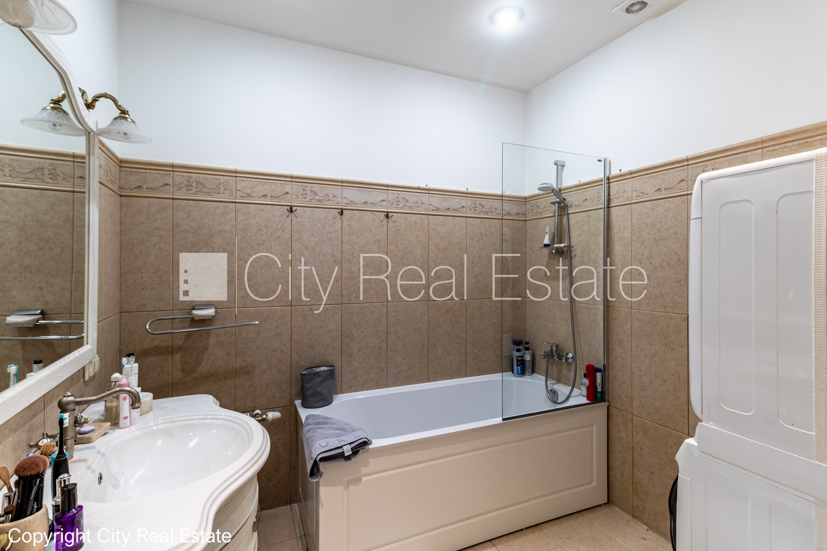 Объявление. Реновированный дом, окна выходят в обе стороны дома, количество спален 3 шт., изолированные комнаты Цена: 520000 EUR Foto #22