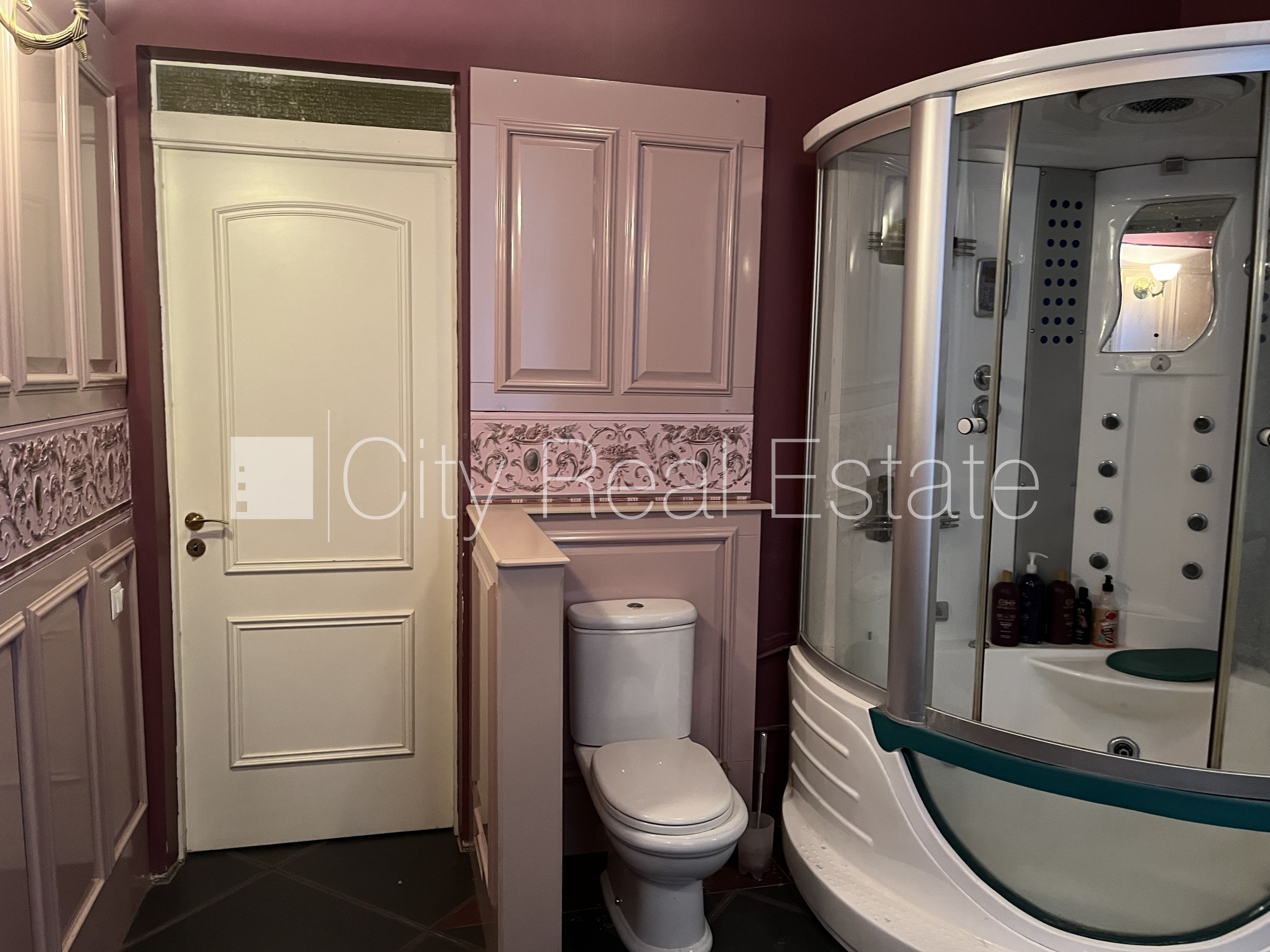 Объявление. Новостройка, фасадный дом, закрытый двор, места для нескольких машин, вход с улицы, окна выходят в Цена: 233000 EUR Foto #8