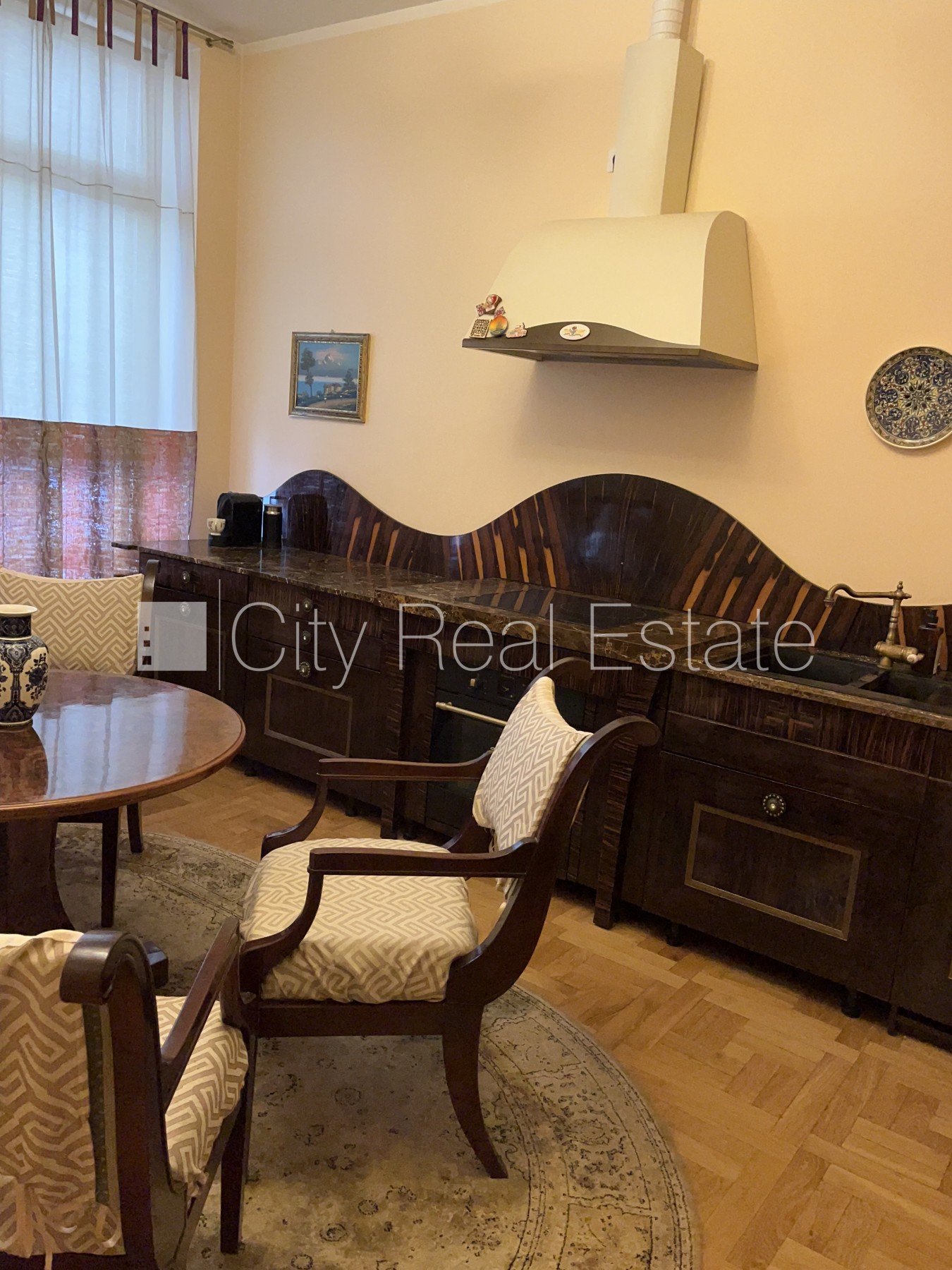 Объявление. Новостройка, фасадный дом, закрытый двор, места для нескольких машин, вход с улицы, окна выходят в Цена: 233000 EUR Foto #2