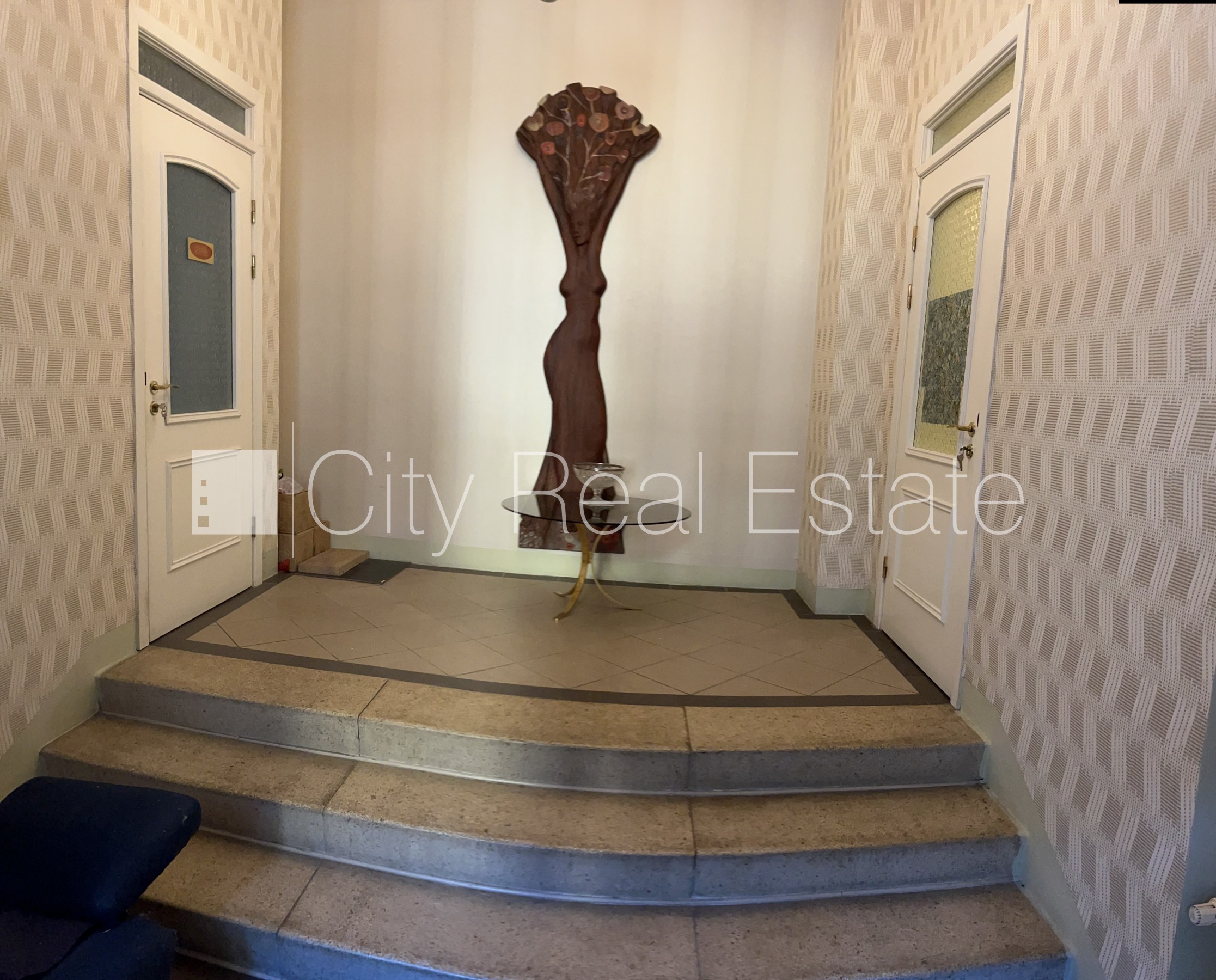 Объявление. Новостройка, фасадный дом, закрытый двор, места для нескольких машин, вход с улицы, окна выходят в Цена: 233000 EUR Foto #10