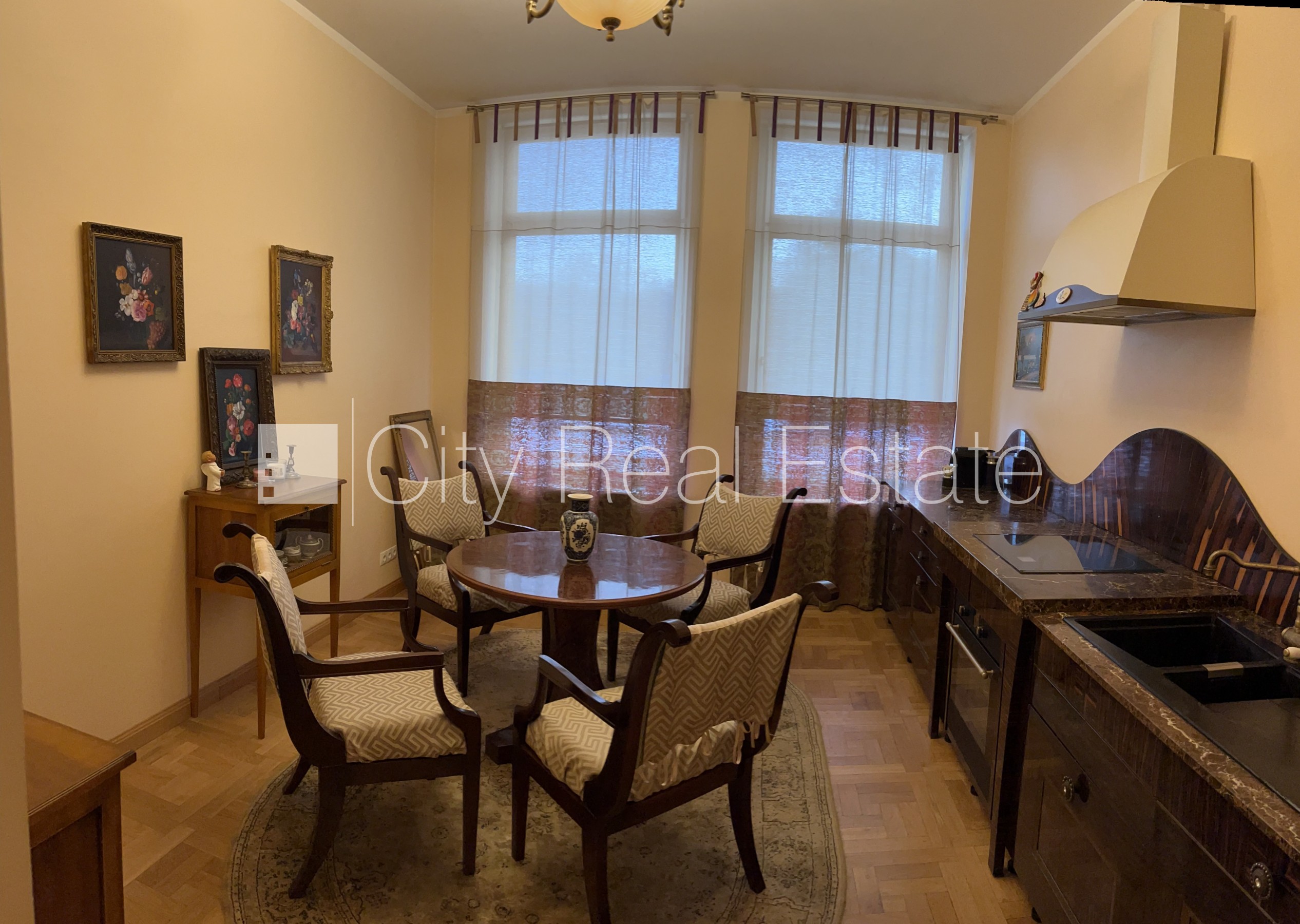 Объявление. Новостройка, фасадный дом, закрытый двор, места для нескольких машин, вход с улицы, окна выходят в Цена: 233000 EUR Foto #1