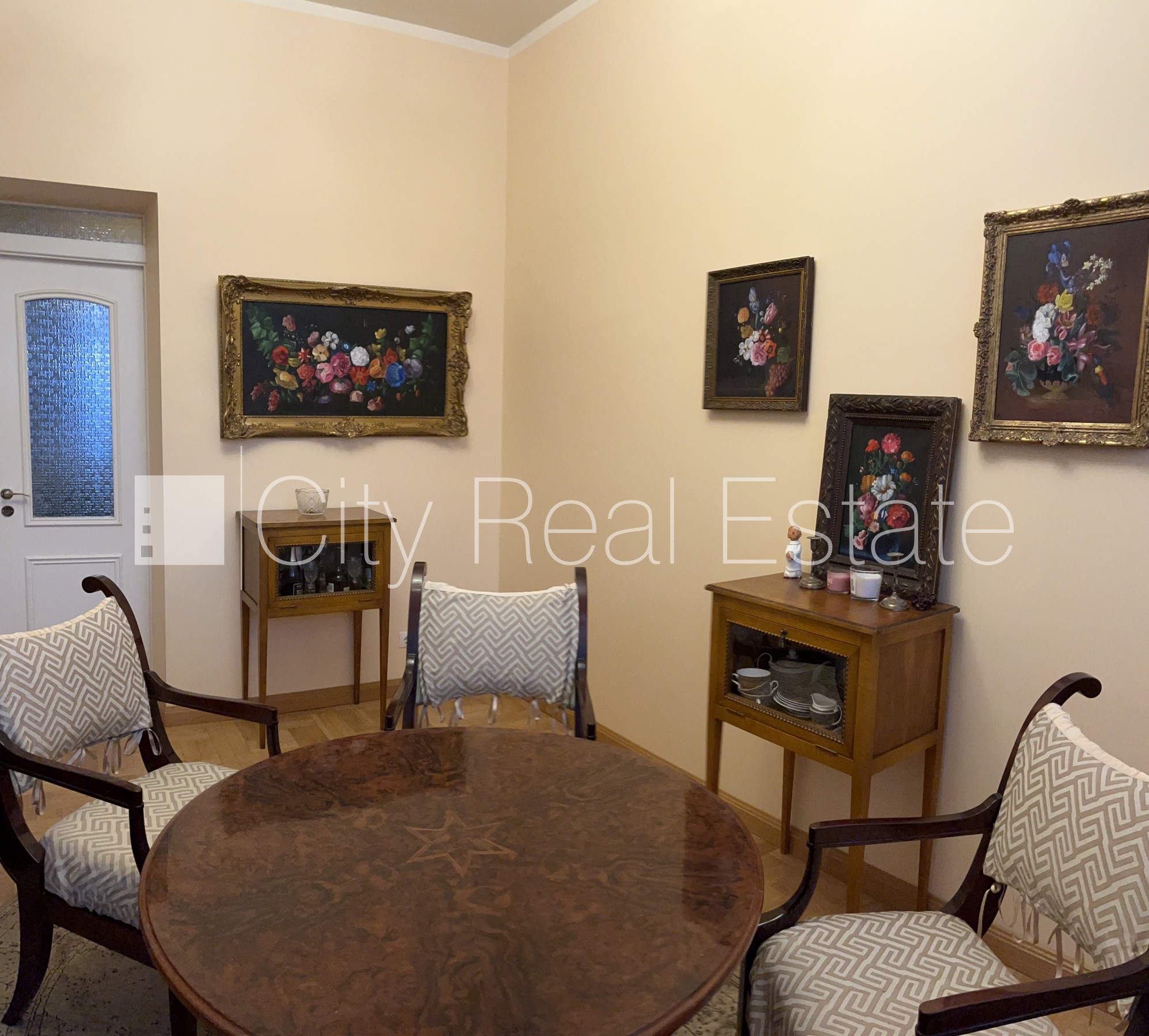 Объявление. Новостройка, фасадный дом, закрытый двор, места для нескольких машин, вход с улицы, окна выходят в Цена: 233000 EUR Foto #3