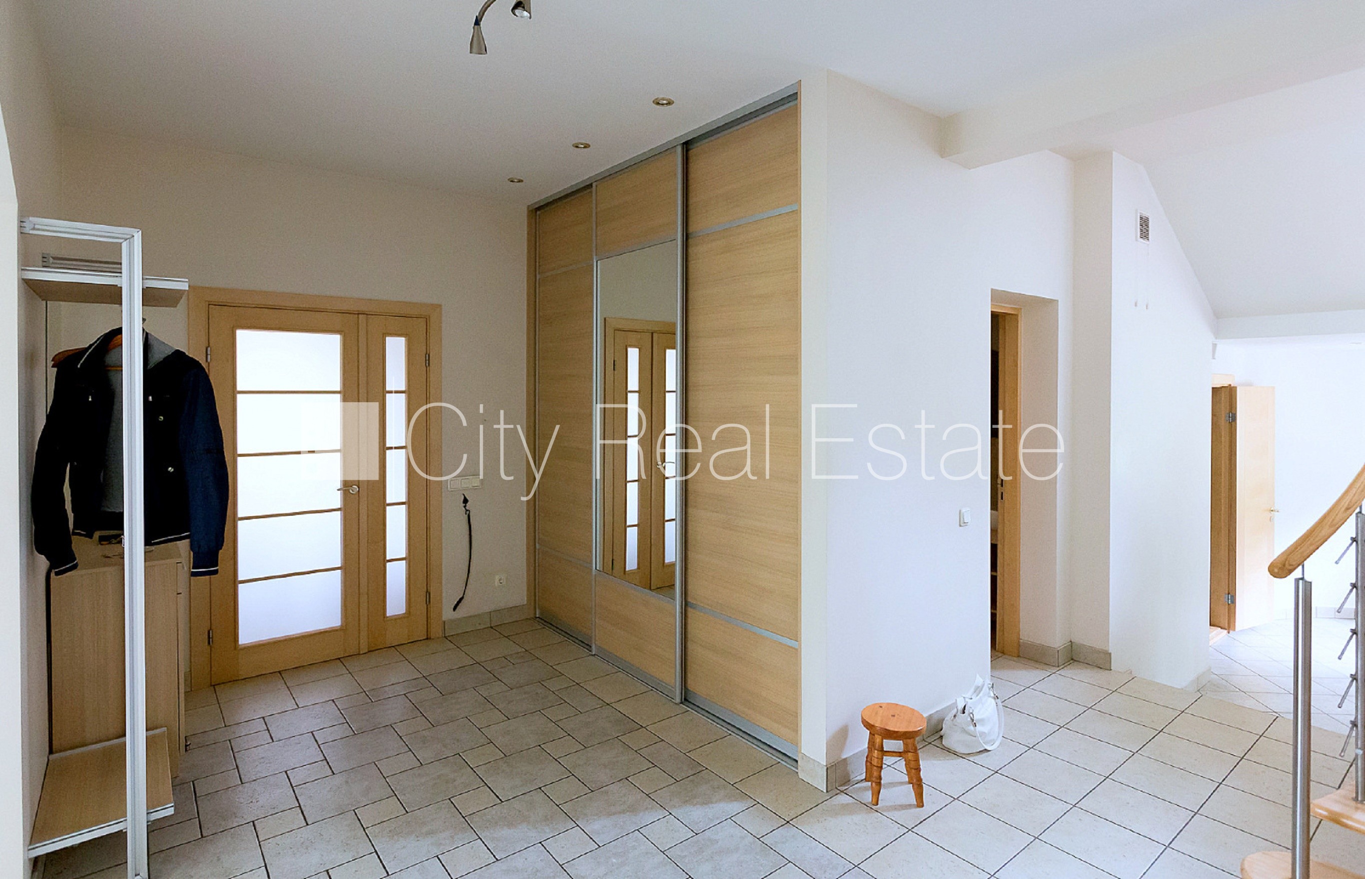 Sludinājumi. Privātmāja, jaunceltne, labiekārtota apzaļumota teritorija 2460 m2, iežogota teritorija ar metāla Cena: 550000 EUR Foto #18