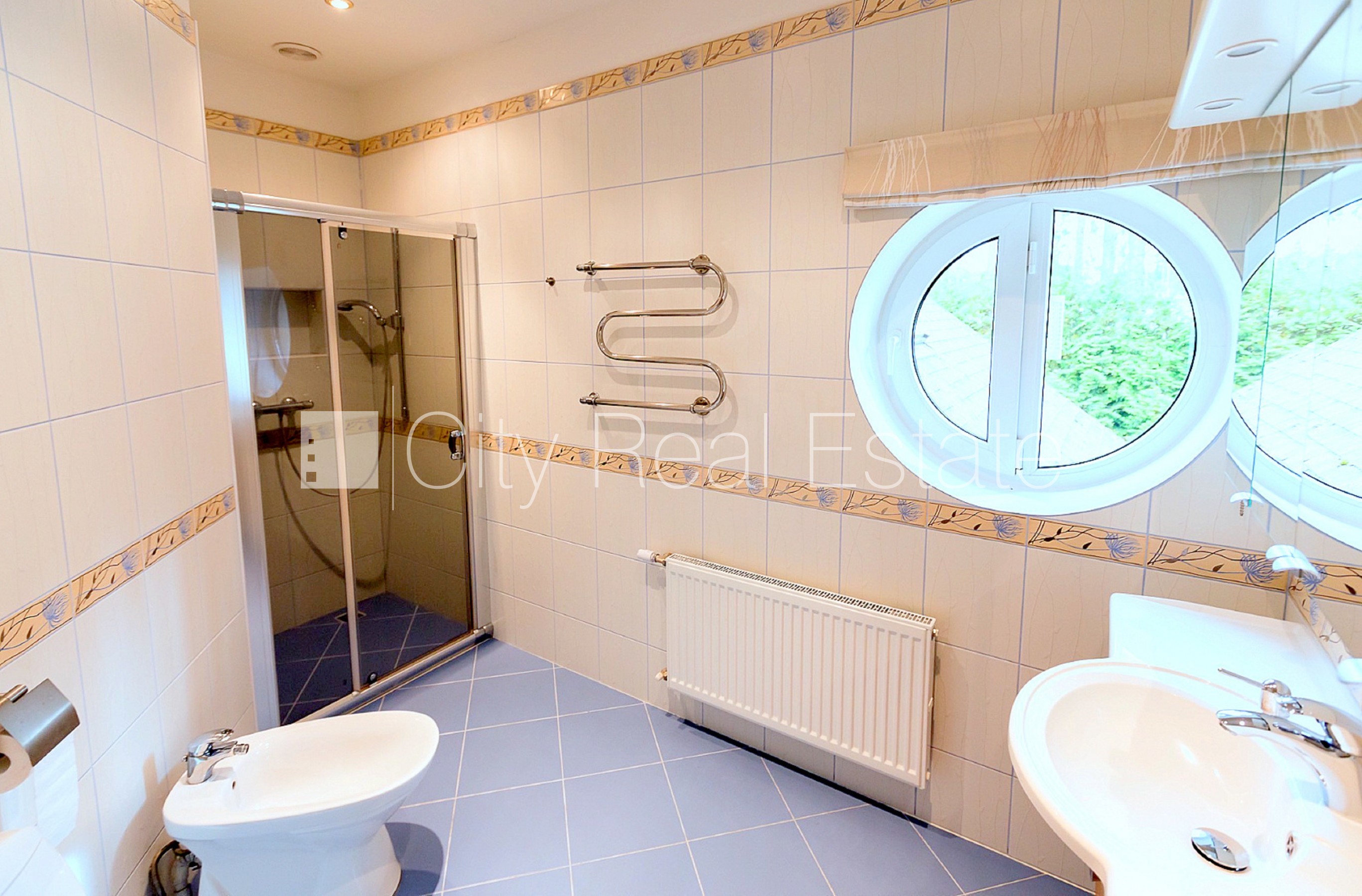 Sludinājumi. Privātmāja, jaunceltne, labiekārtota apzaļumota teritorija 2460 m2, iežogota teritorija ar metāla Cena: 550000 EUR Foto #16