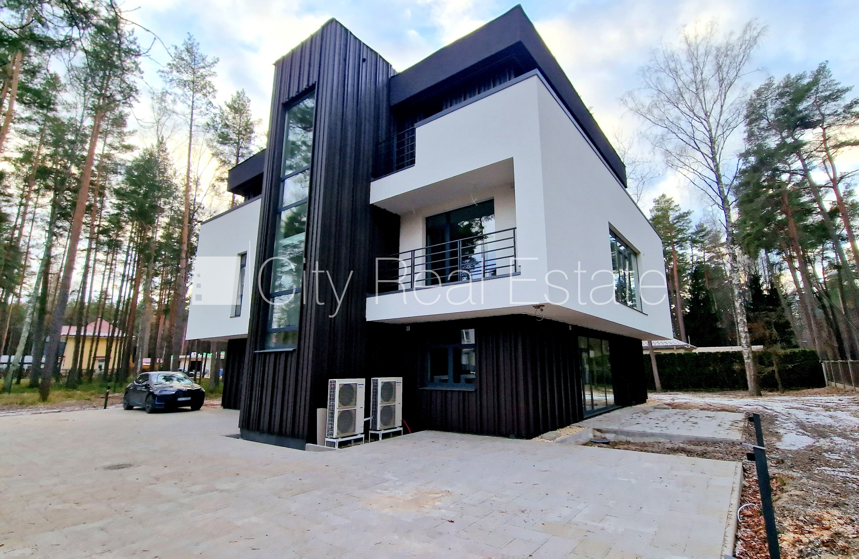 Объявление. Земля в собственности, таунхаус, новостройка, количество квартир в здании 4 шт., благоустроенная Цена: 355000 EUR Foto #1