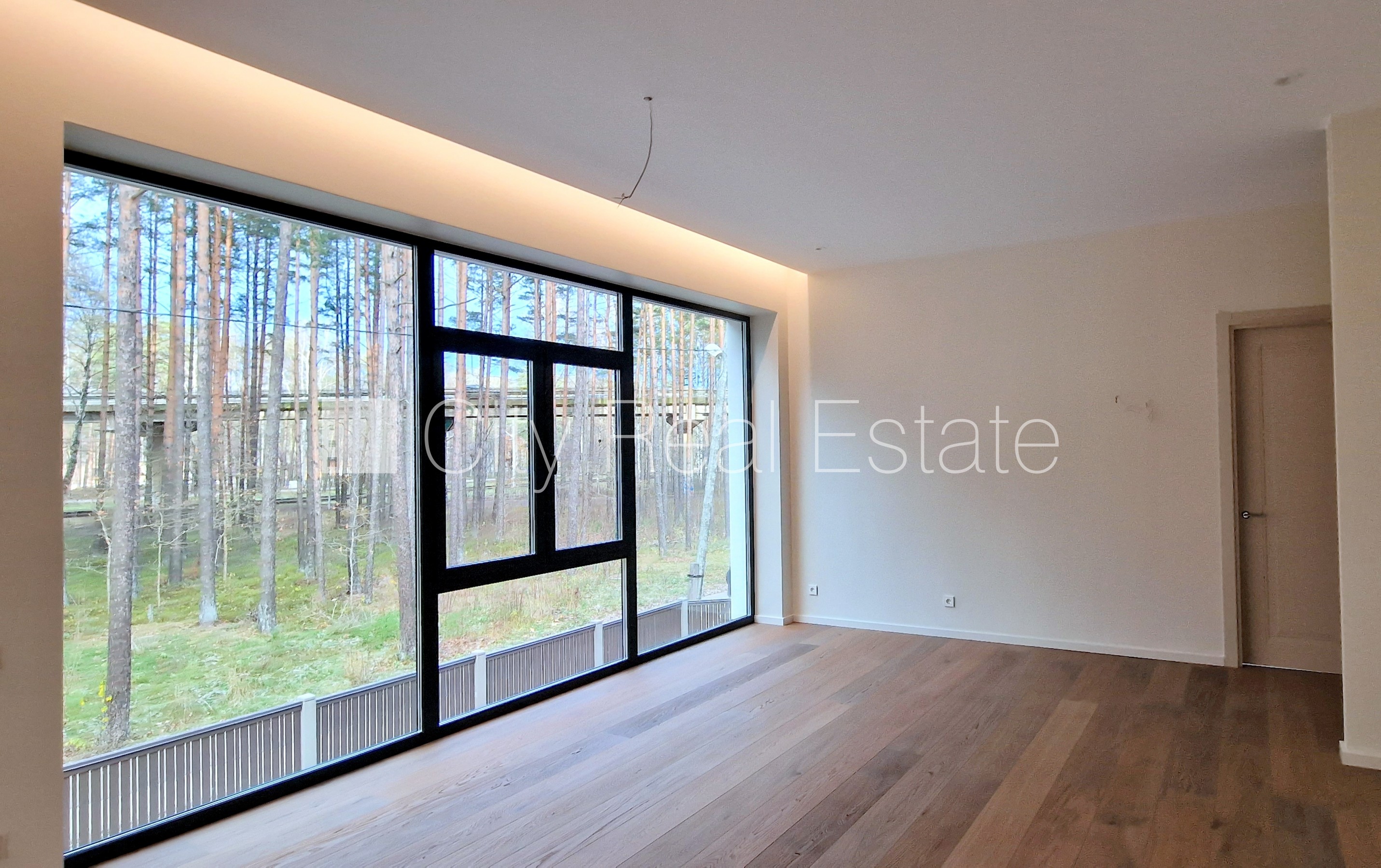 Объявление. Земля в собственности, таунхаус, новостройка, количество квартир в здании 4 шт., благоустроенная Цена: 355000 EUR Foto #9