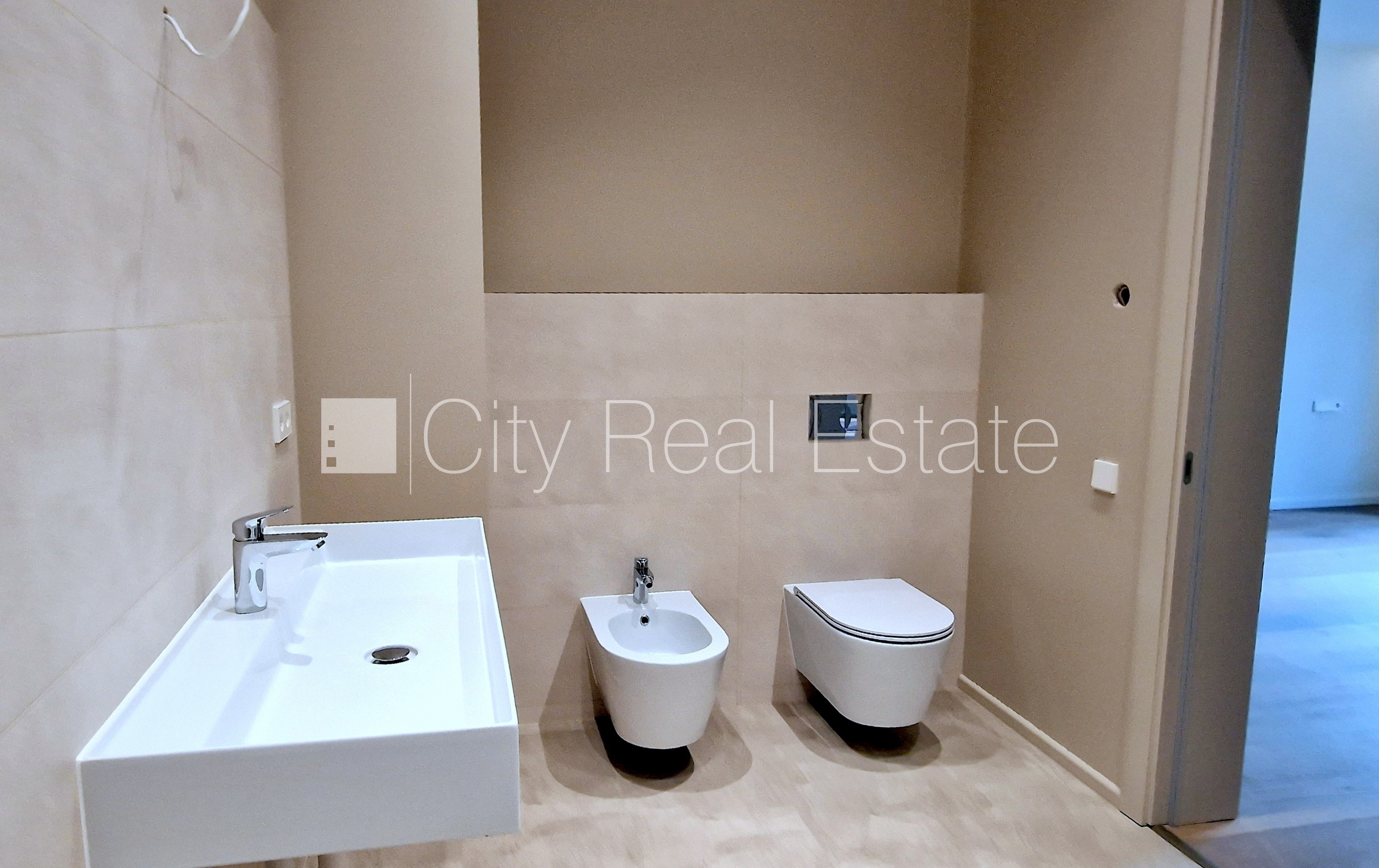 Объявление. Земля в собственности, таунхаус, новостройка, количество квартир в здании 4 шт., благоустроенная Цена: 355000 EUR Foto #6