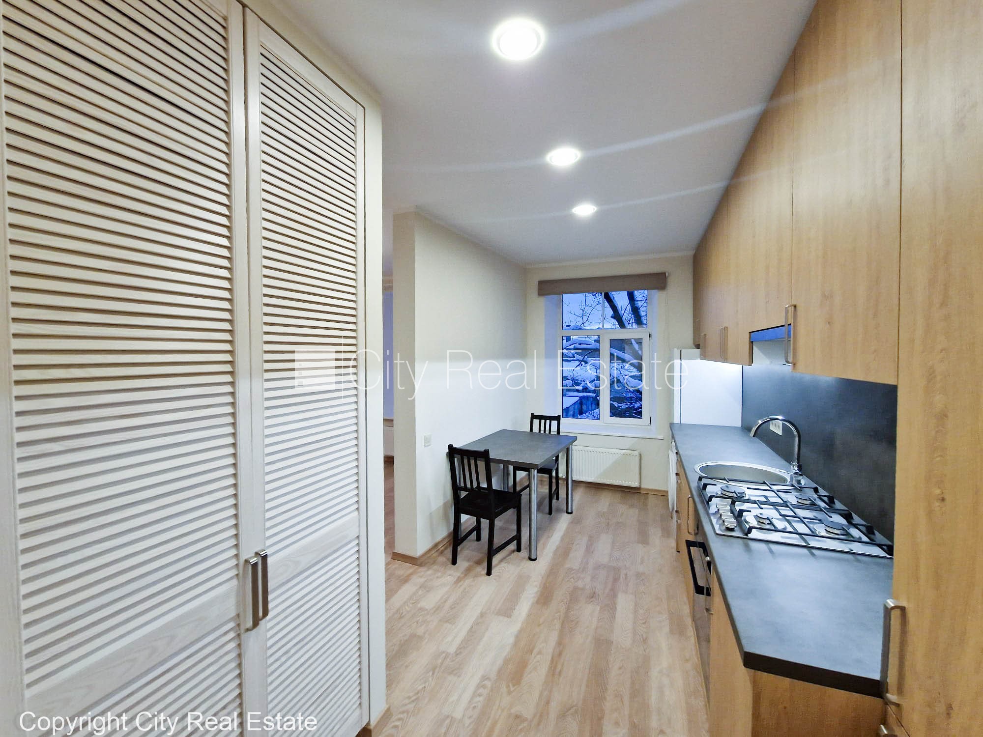 Sludinājumi. Pagalma ēka, slēgts pagalms, ieeja no pagalma, kāpņu telpa pēc kosmētiskā remonta, logi vērsti uz Cena: 370 EUR/mēn Foto #4