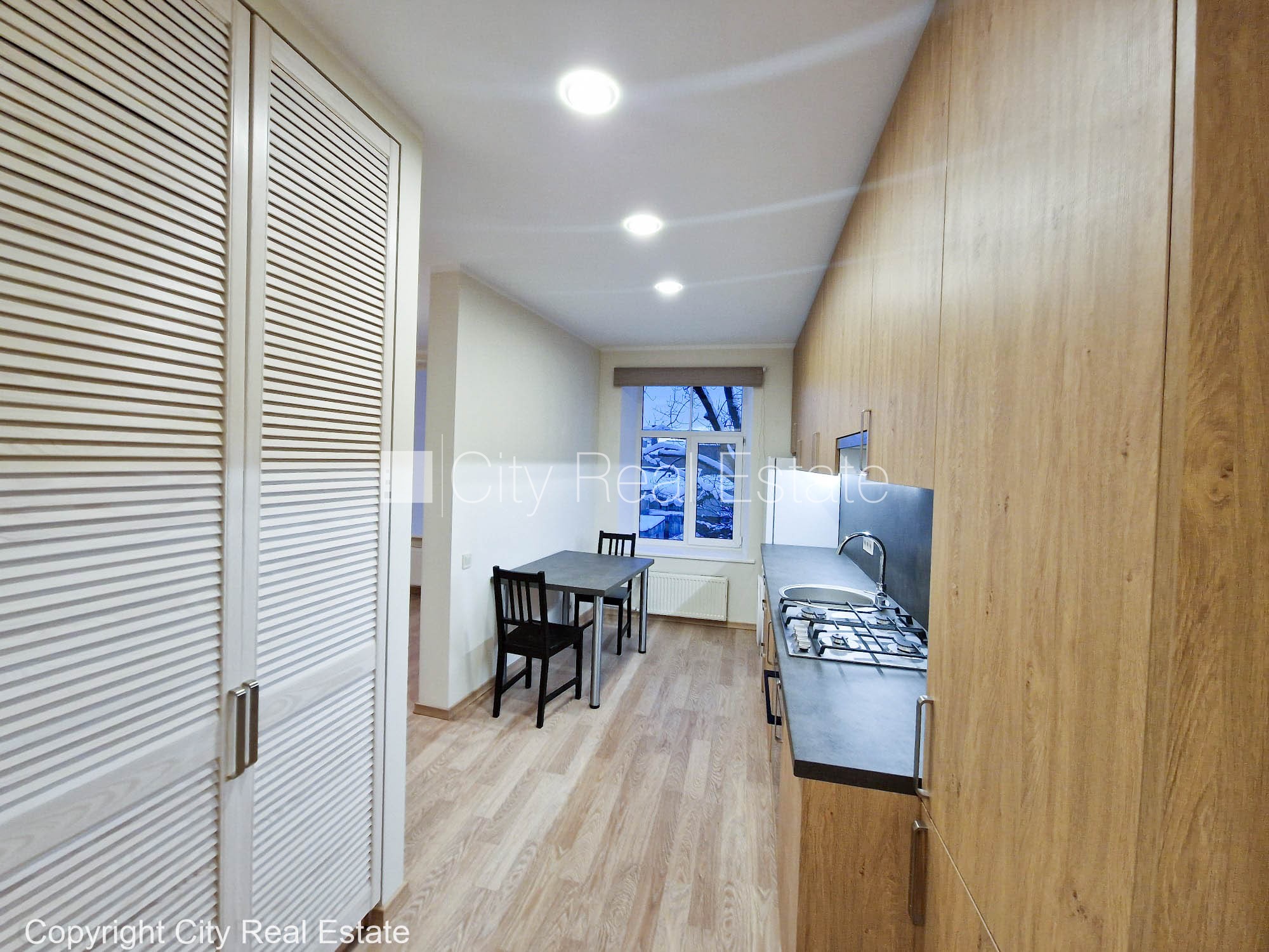 Sludinājumi. Pagalma ēka, slēgts pagalms, ieeja no pagalma, kāpņu telpa pēc kosmētiskā remonta, logi vērsti uz Cena: 370 EUR/mēn Foto #7