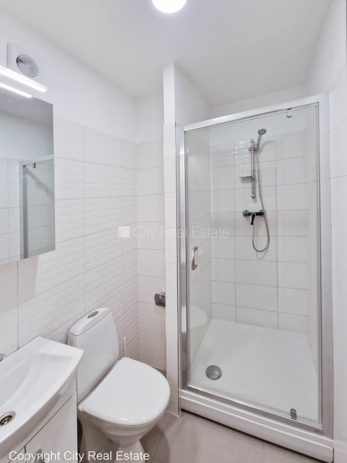 Sludinājumi. Pagalma ēka, slēgts pagalms, ieeja no pagalma, kāpņu telpa pēc kosmētiskā remonta, logi vērsti uz Cena: 370 EUR/mēn Foto #8