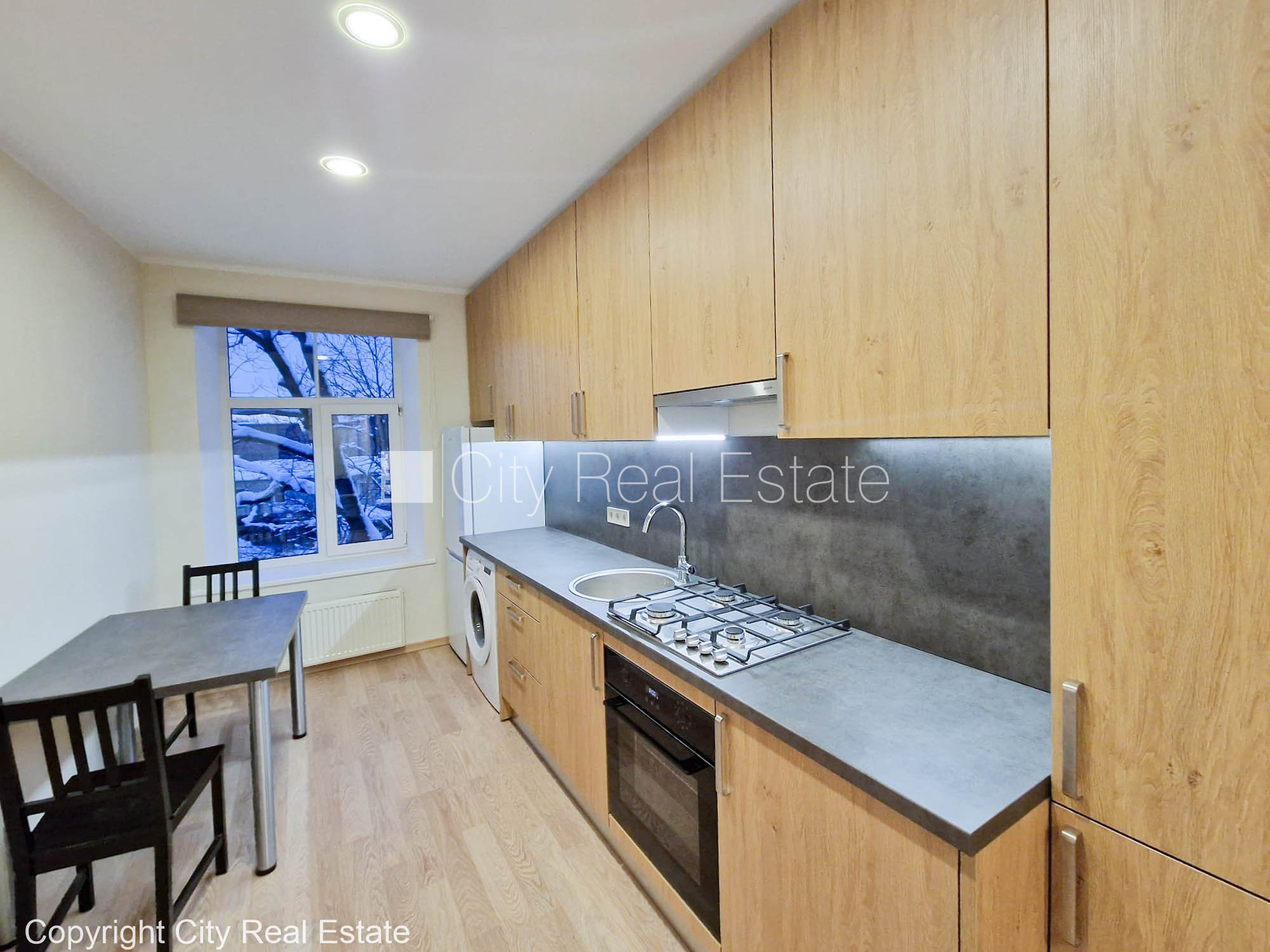 Sludinājumi. Pagalma ēka, slēgts pagalms, ieeja no pagalma, kāpņu telpa pēc kosmētiskā remonta, logi vērsti uz Cena: 370 EUR/mēn Foto #1