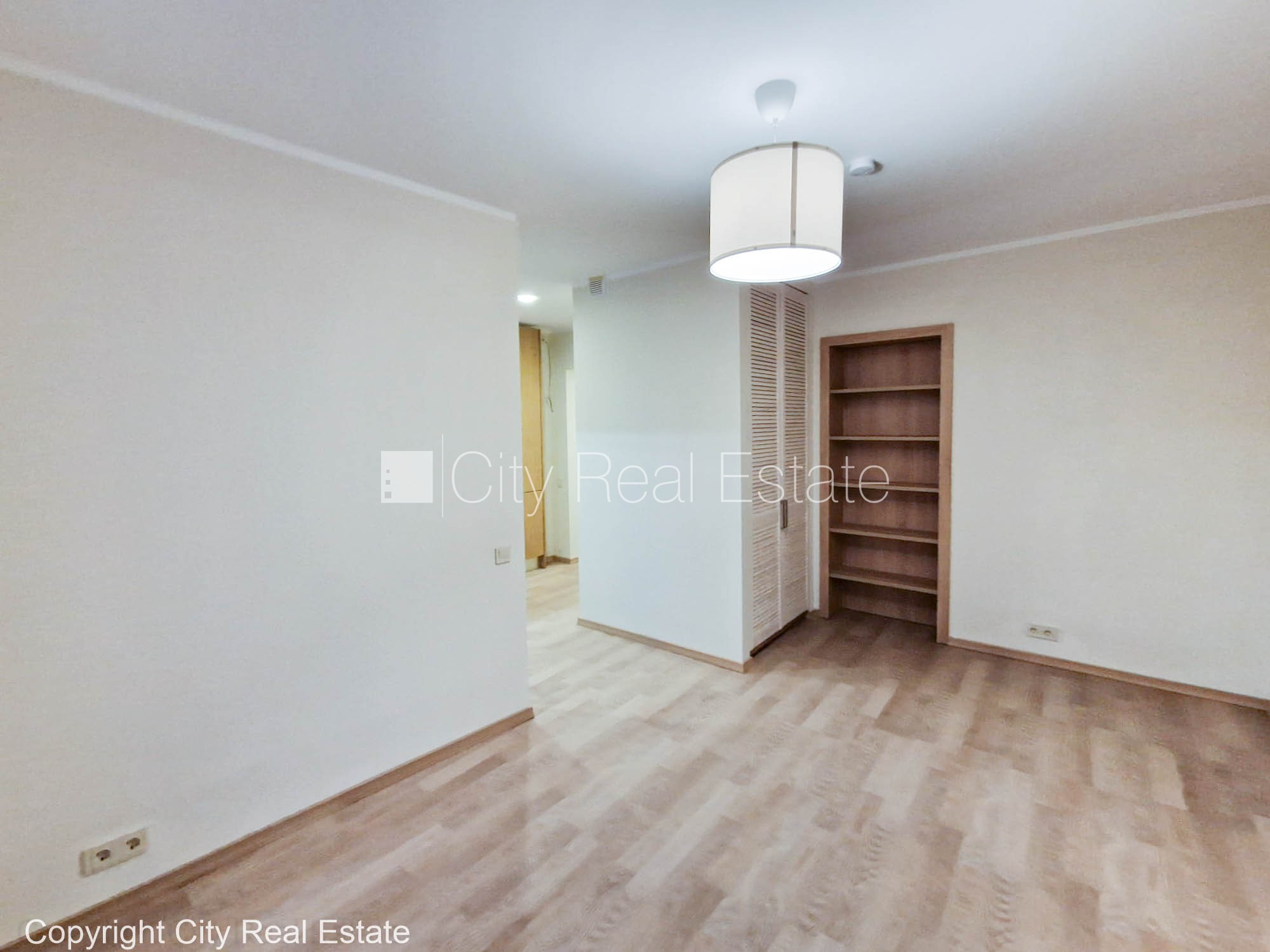 Sludinājumi. Pagalma ēka, slēgts pagalms, ieeja no pagalma, kāpņu telpa pēc kosmētiskā remonta, logi vērsti uz Cena: 370 EUR/mēn Foto #6