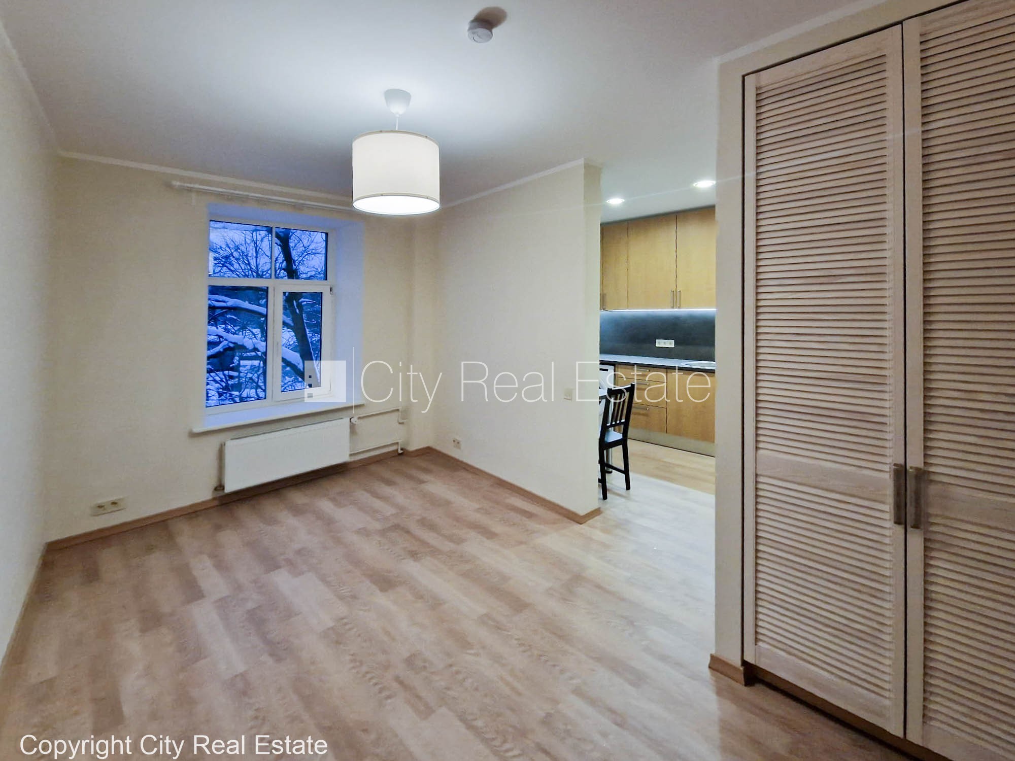 Sludinājumi. Pagalma ēka, slēgts pagalms, ieeja no pagalma, kāpņu telpa pēc kosmētiskā remonta, logi vērsti uz Cena: 370 EUR/mēn Foto #5