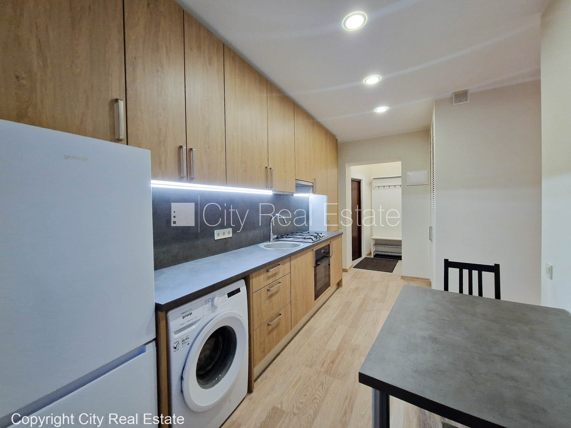 Sludinājumi. Pagalma ēka, slēgts pagalms, ieeja no pagalma, kāpņu telpa pēc kosmētiskā remonta, logi vērsti uz Cena: 370 EUR/mēn Foto #3