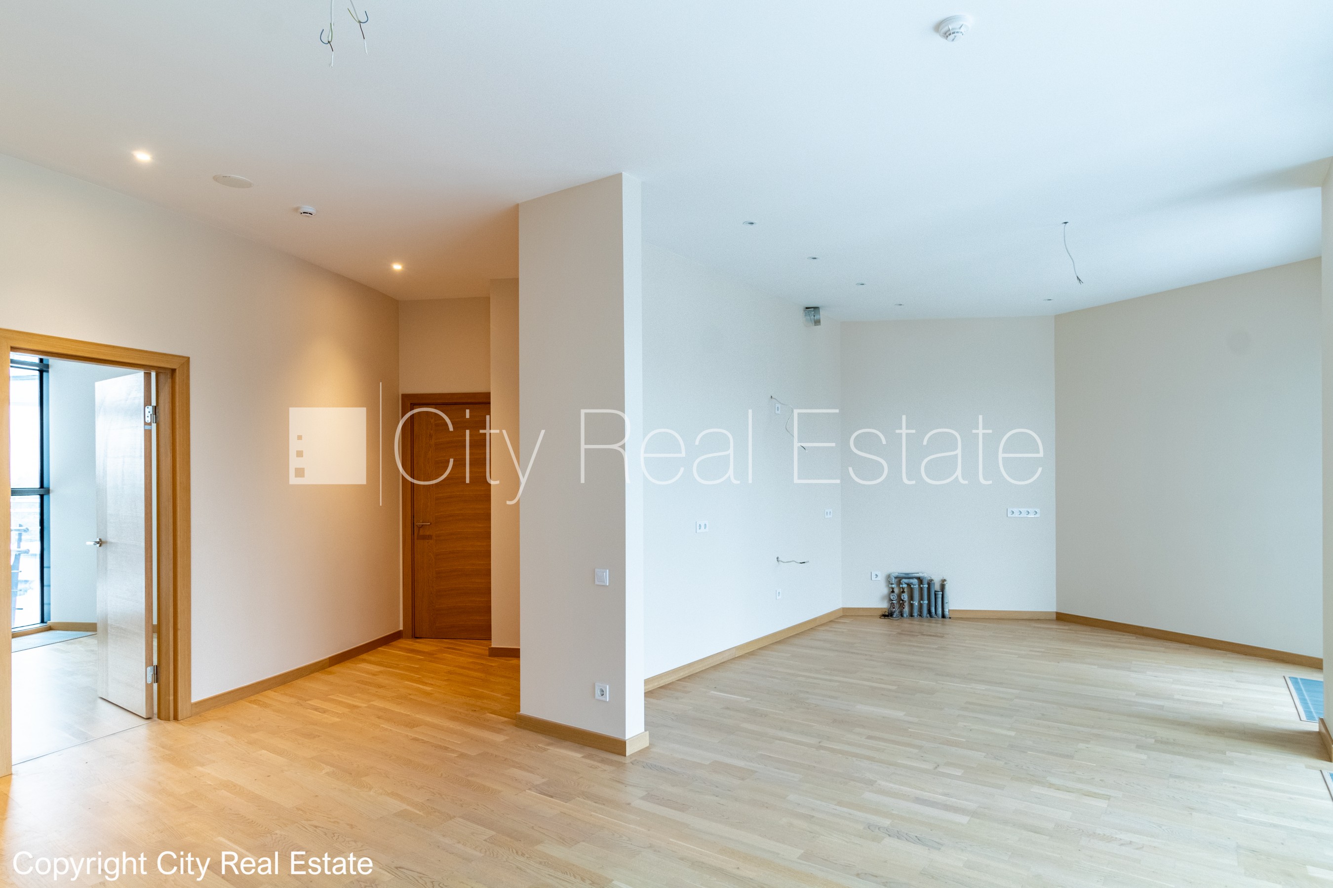 Sludinājumi. Zeme īpašumā, jaunceltne, monolīta betona sienas, zaļā teritorija, bruģēts piebraucamais ceļš, Cena: 325000 EUR Foto #4