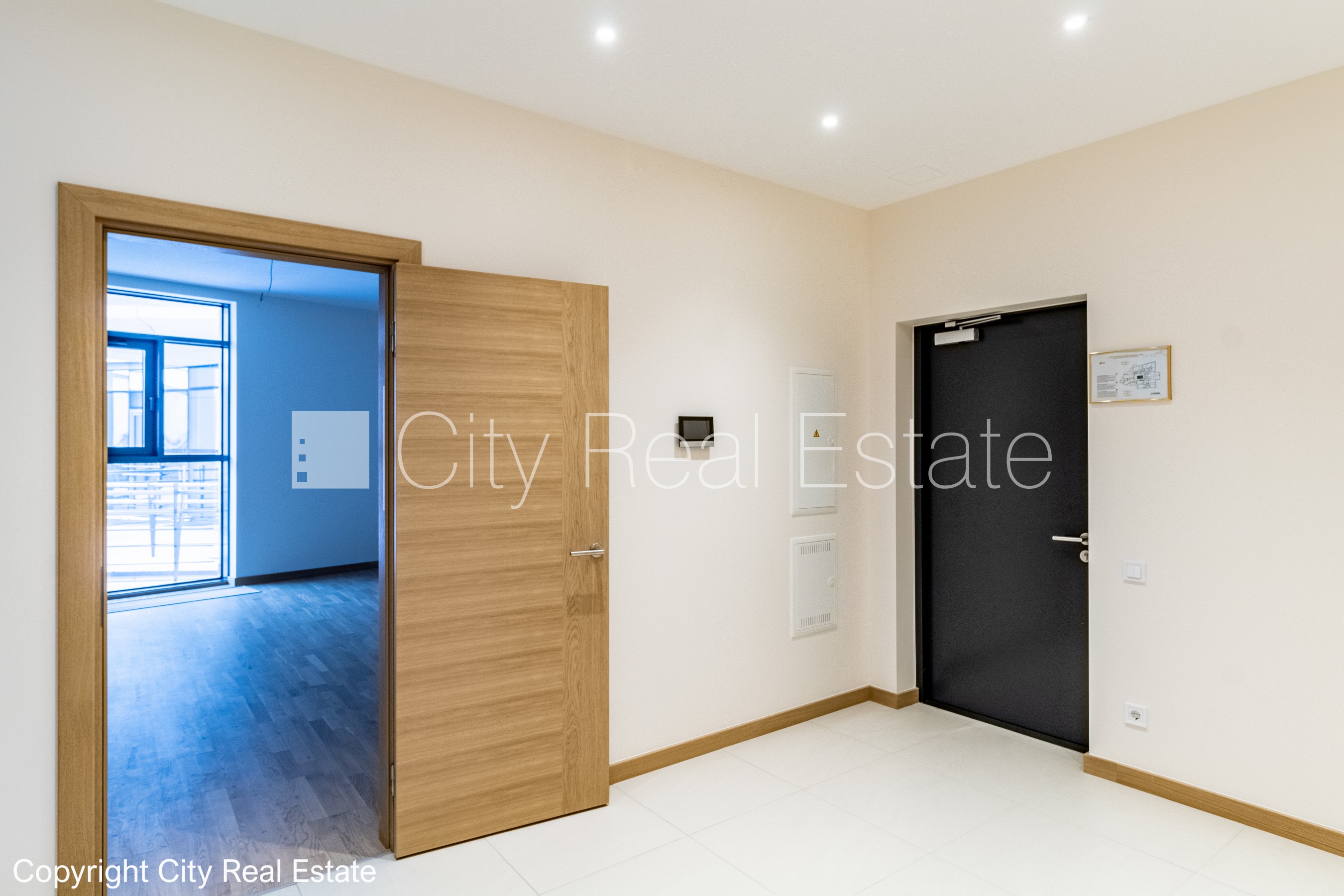 Sludinājumi. Zeme īpašumā, jaunceltne, monolīta betona sienas, zaļā teritorija, bruģēts piebraucamais ceļš, Cena: 325000 EUR Foto #14