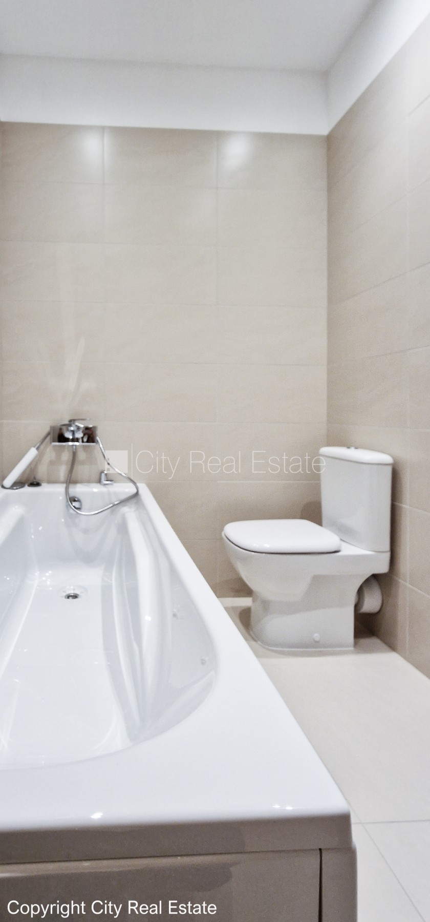 Sludinājumi. Zeme īpašumā, jaunceltne, monolīta betona sienas, zaļā teritorija, bruģēts piebraucamais ceļš, Cena: 325000 EUR Foto #12