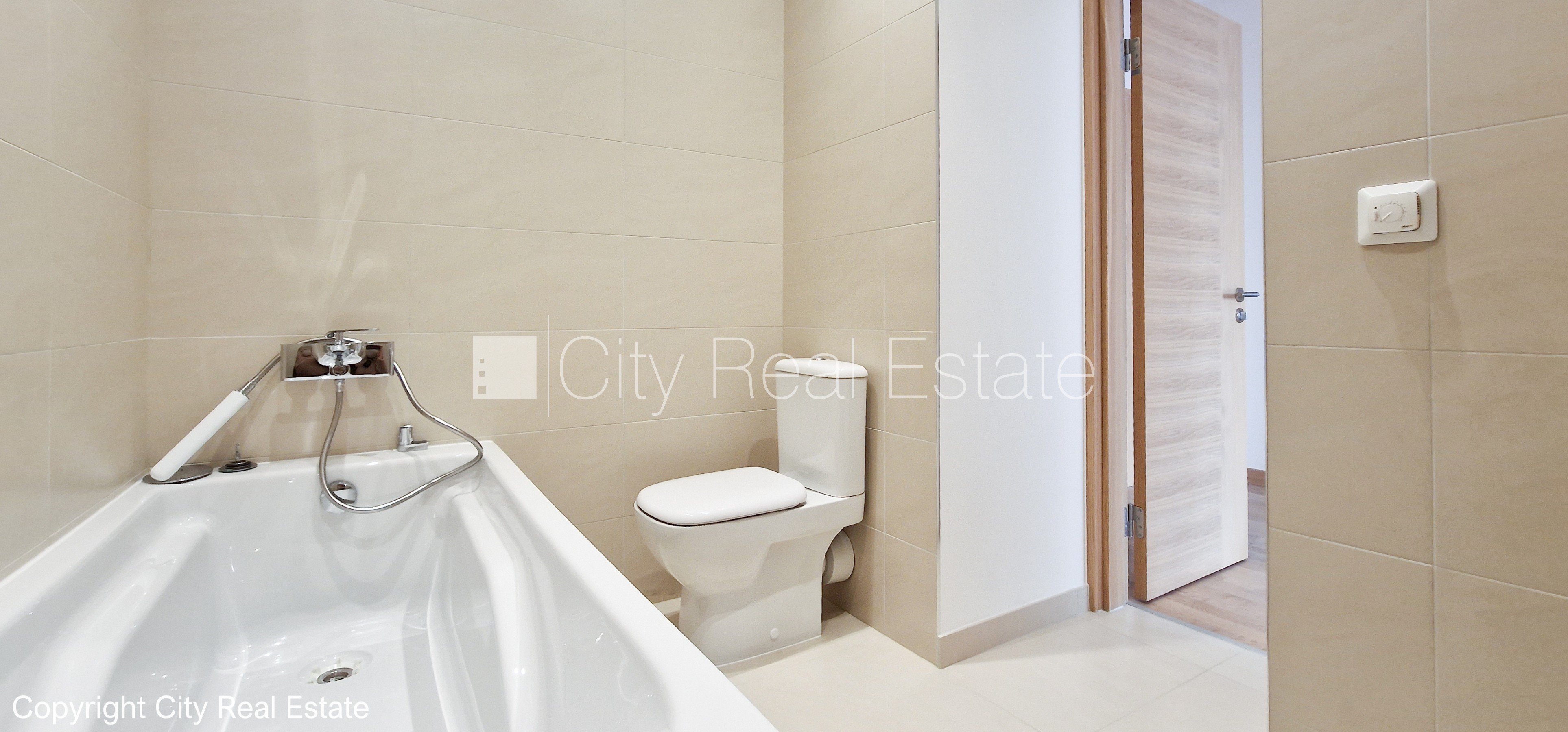 Sludinājumi. Zeme īpašumā, jaunceltne, monolīta betona sienas, zaļā teritorija, bruģēts piebraucamais ceļš, Cena: 325000 EUR Foto #13