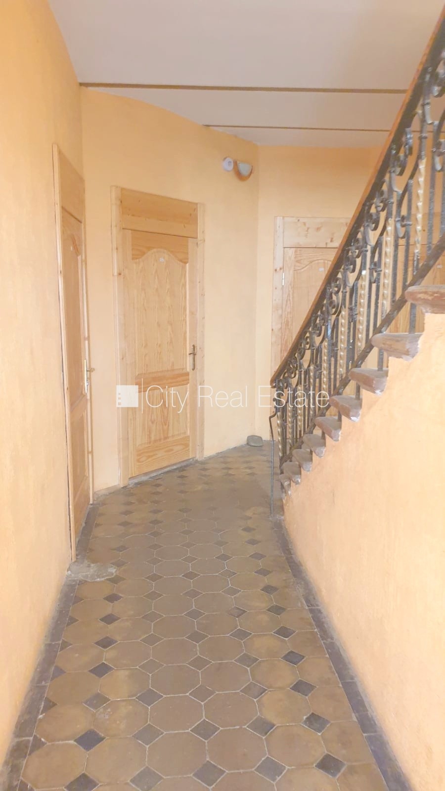 Sludinājumi. Pagalma ēka, renovēta māja, slēgts pagalms, ieeja no ielas un pagalma, kāpņu telpa pēc kosmētiskā Cena: 280 EUR/mēn Foto #7