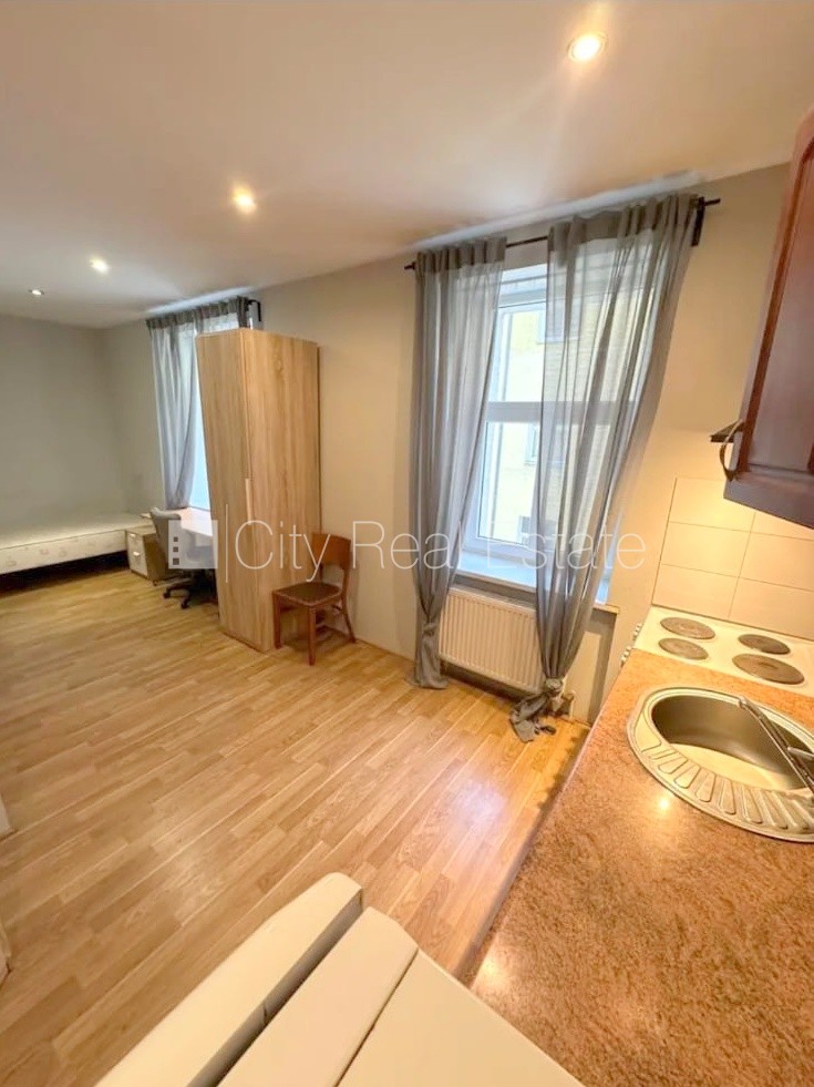 Sludinājumi. Pagalma ēka, renovēta māja, slēgts pagalms, ieeja no ielas un pagalma, kāpņu telpa pēc kosmētiskā Cena: 280 EUR/mēn Foto #4