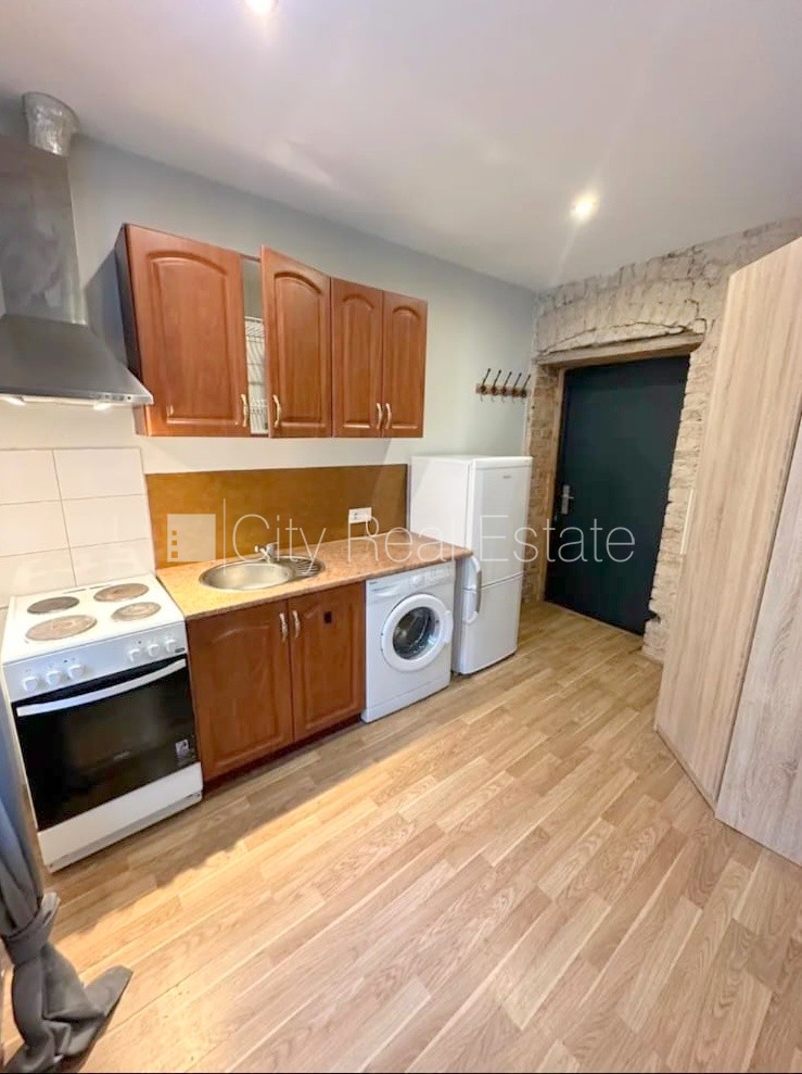 Sludinājumi. Pagalma ēka, renovēta māja, slēgts pagalms, ieeja no ielas un pagalma, kāpņu telpa pēc kosmētiskā Cena: 280 EUR/mēn Foto #2