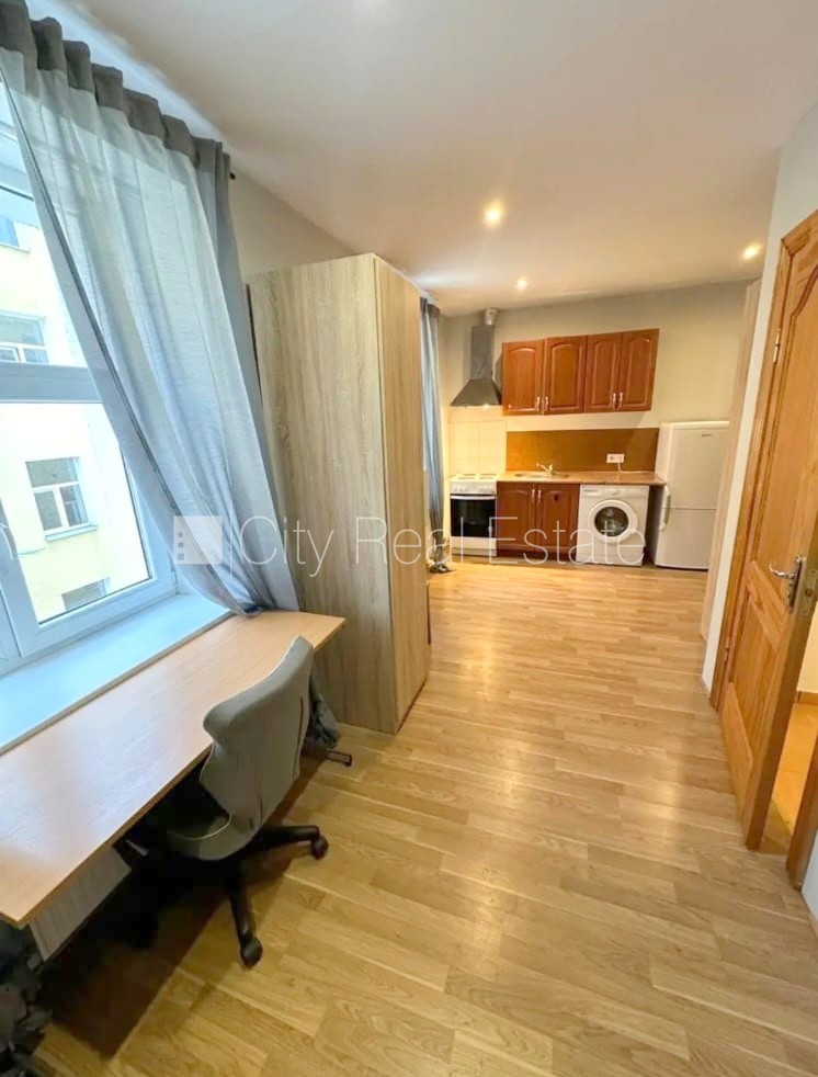 Sludinājumi. Pagalma ēka, renovēta māja, slēgts pagalms, ieeja no ielas un pagalma, kāpņu telpa pēc kosmētiskā Cena: 280 EUR/mēn Foto #1