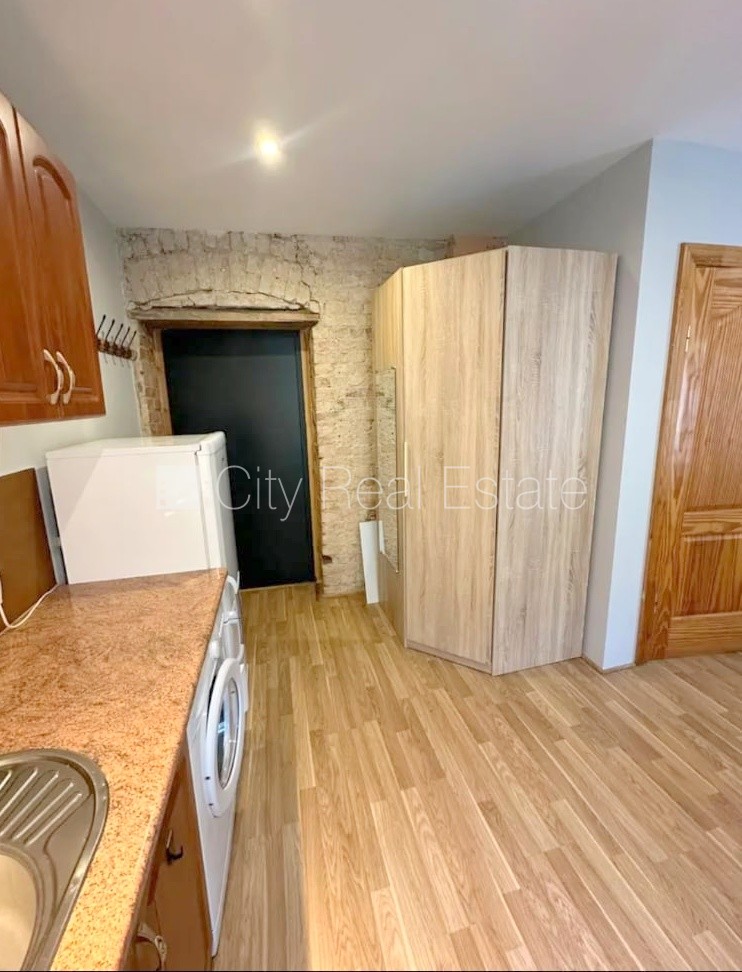 Sludinājumi. Pagalma ēka, renovēta māja, slēgts pagalms, ieeja no ielas un pagalma, kāpņu telpa pēc kosmētiskā Cena: 280 EUR/mēn Foto #5