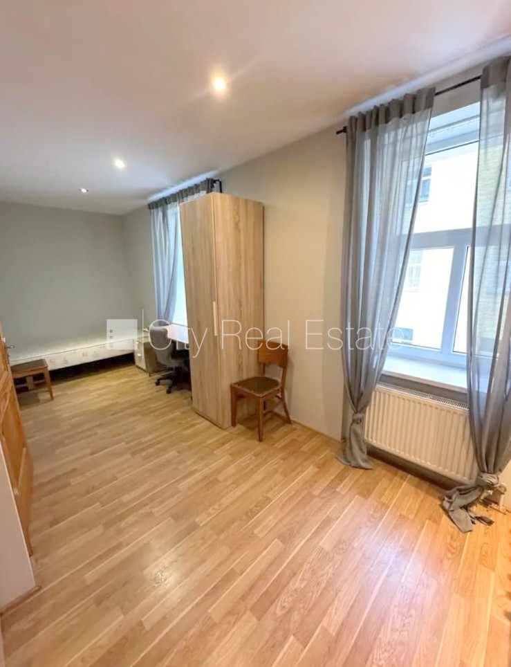 Sludinājumi. Pagalma ēka, renovēta māja, slēgts pagalms, ieeja no ielas un pagalma, kāpņu telpa pēc kosmētiskā Cena: 280 EUR/mēn Foto #3