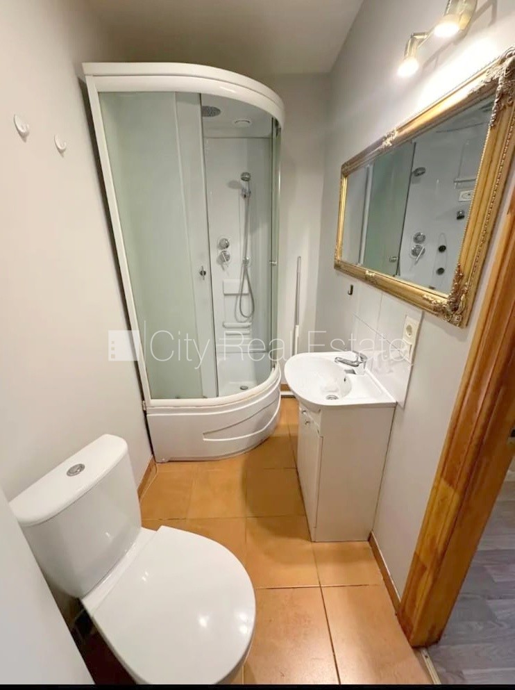 Sludinājumi. Pagalma ēka, renovēta māja, slēgts pagalms, ieeja no ielas un pagalma, kāpņu telpa pēc kosmētiskā Cena: 280 EUR/mēn Foto #6