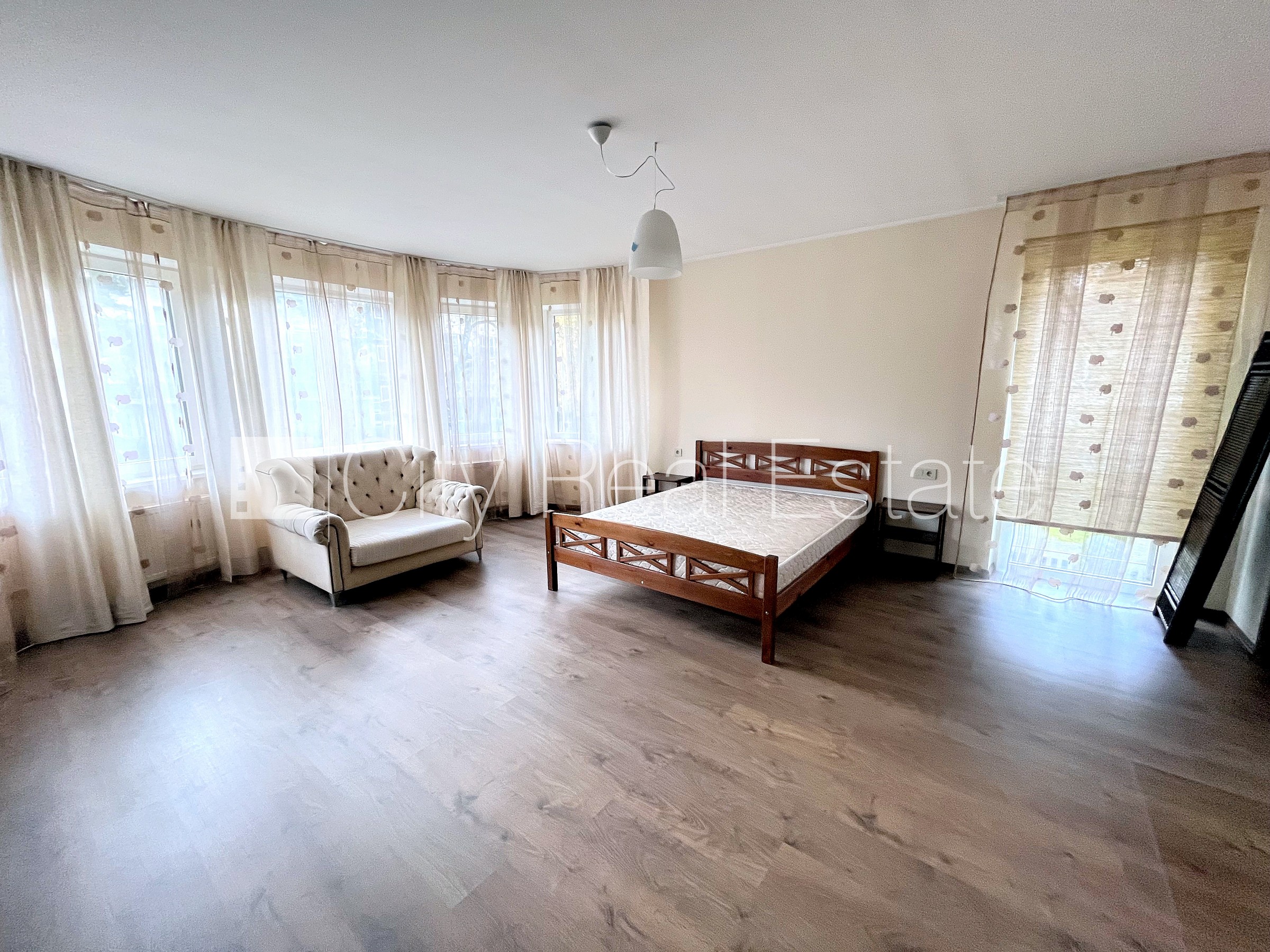 Sludinājumi. Privātmāja, labiekārtota apzaļumota teritorija 1800 m2, iežogota teritorija, teritorijas Cena: 3000 EUR/mēn Foto #11