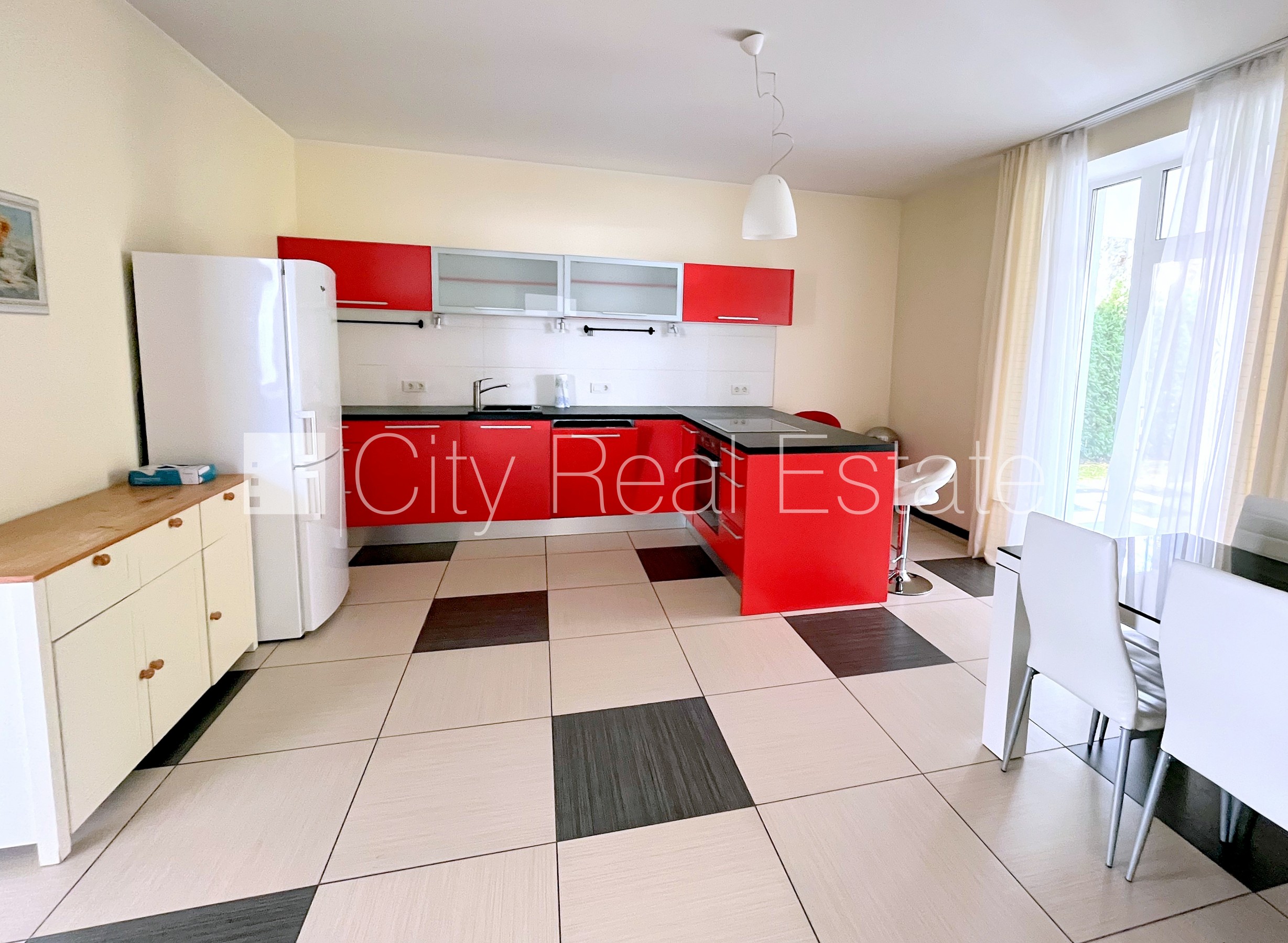 Sludinājumi. Privātmāja, labiekārtota apzaļumota teritorija 1800 m2, iežogota teritorija, teritorijas Cena: 3000 EUR/mēn Foto #10