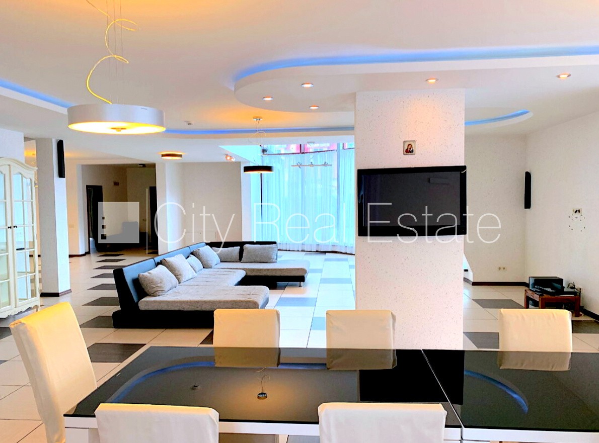 Sludinājumi. Privātmāja, labiekārtota apzaļumota teritorija 1800 m2, iežogota teritorija, teritorijas Cena: 3000 EUR/mēn Foto #3