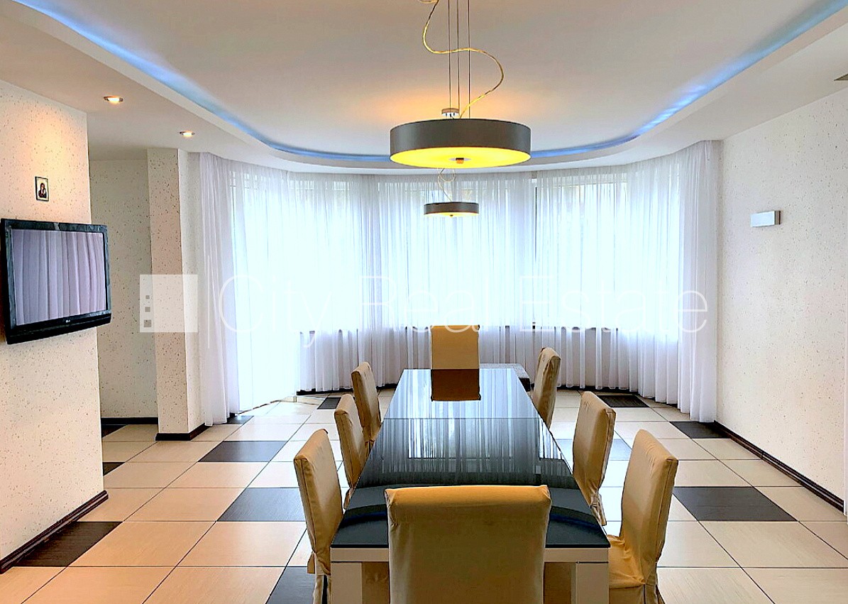 Sludinājumi. Privātmāja, labiekārtota apzaļumota teritorija 1800 m2, iežogota teritorija, teritorijas Cena: 3000 EUR/mēn Foto #4