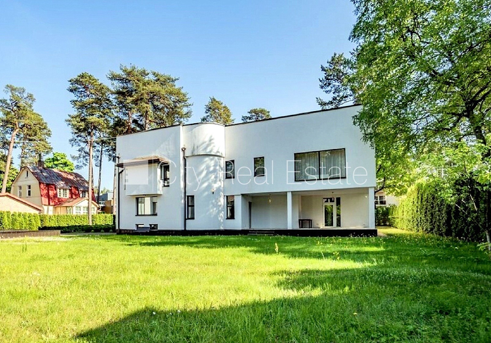 Sludinājumi. Privātmāja, labiekārtota apzaļumota teritorija 1800 m2, iežogota teritorija, teritorijas Cena: 3000 EUR/mēn Foto #2