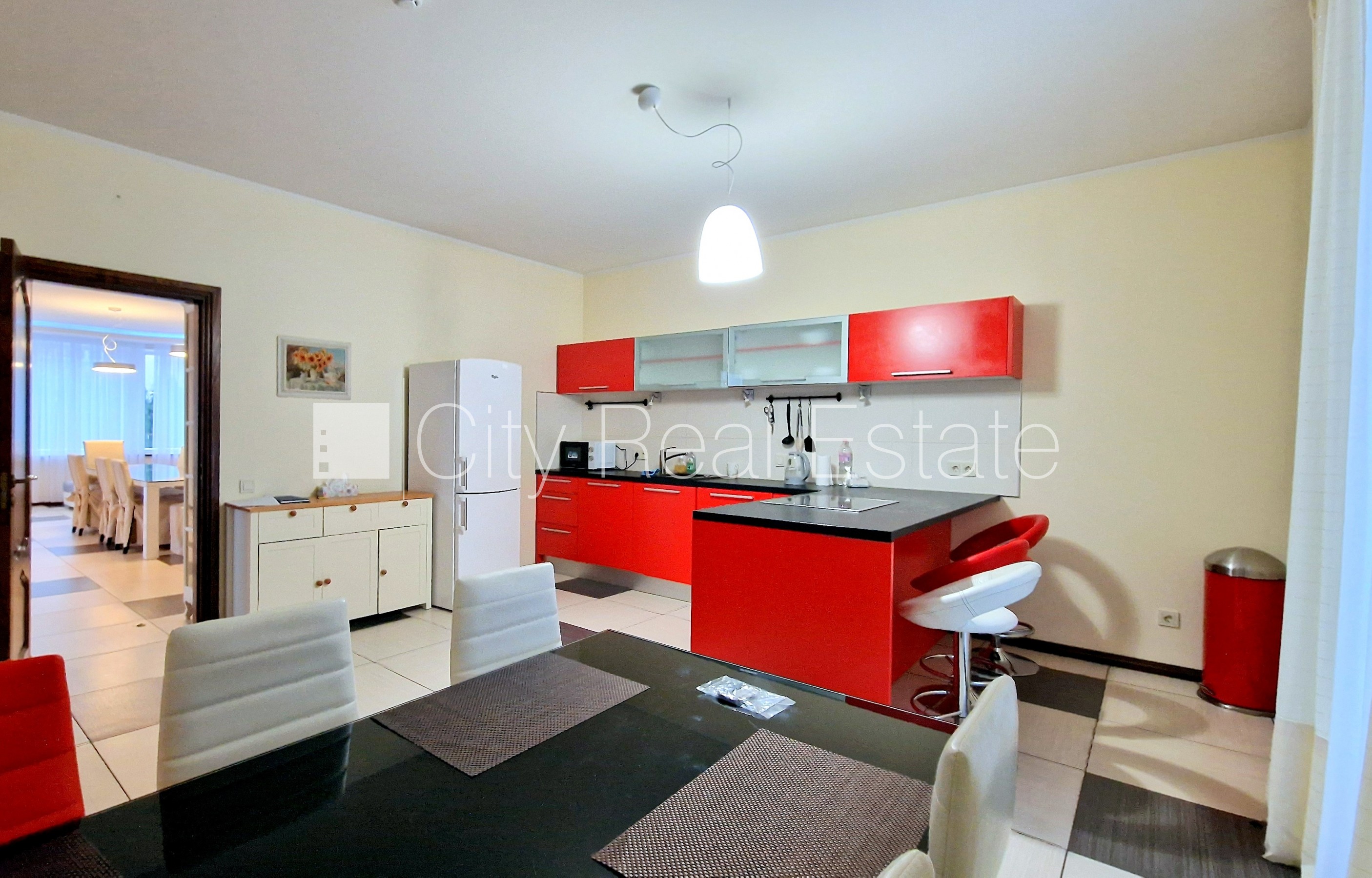 Sludinājumi. Privātmāja, labiekārtota apzaļumota teritorija 1800 m2, iežogota teritorija, teritorijas Cena: 3000 EUR/mēn Foto #8