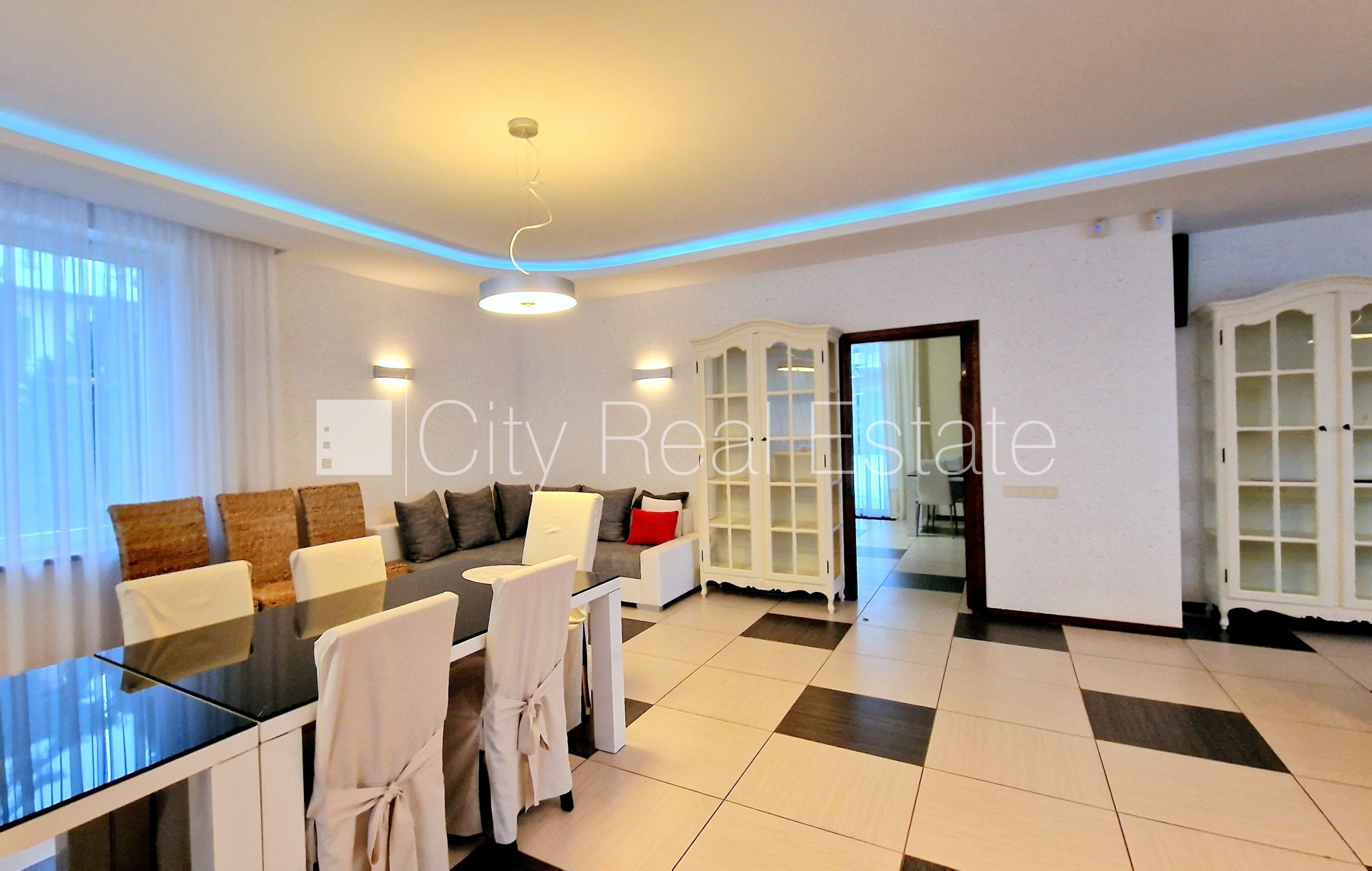 Sludinājumi. Privātmāja, labiekārtota apzaļumota teritorija 1800 m2, iežogota teritorija, teritorijas Cena: 3000 EUR/mēn Foto #5