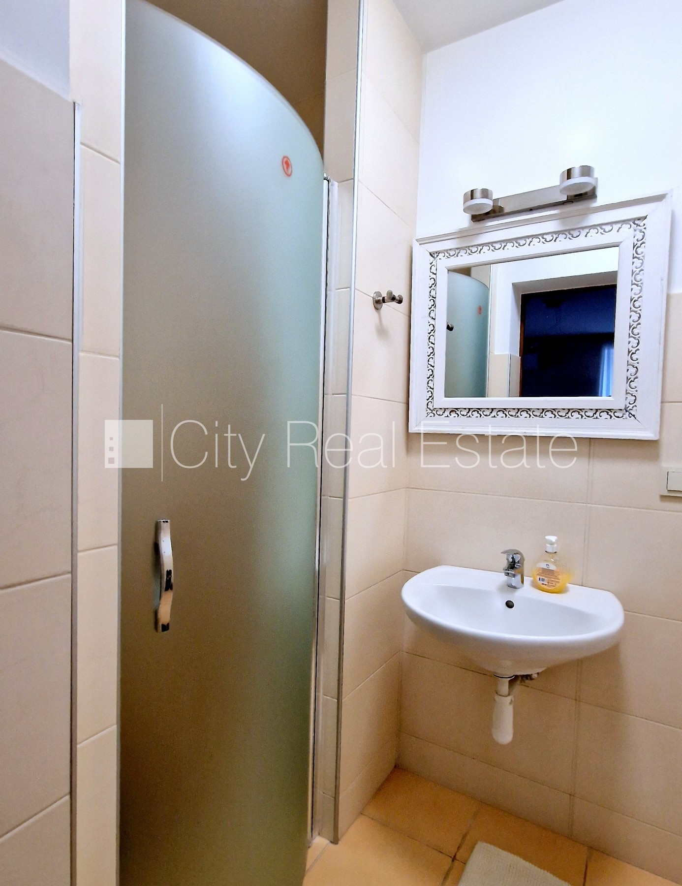 Sludinājumi. Privātmāja, labiekārtota apzaļumota teritorija 1800 m2, iežogota teritorija, teritorijas Cena: 3000 EUR/mēn Foto #22