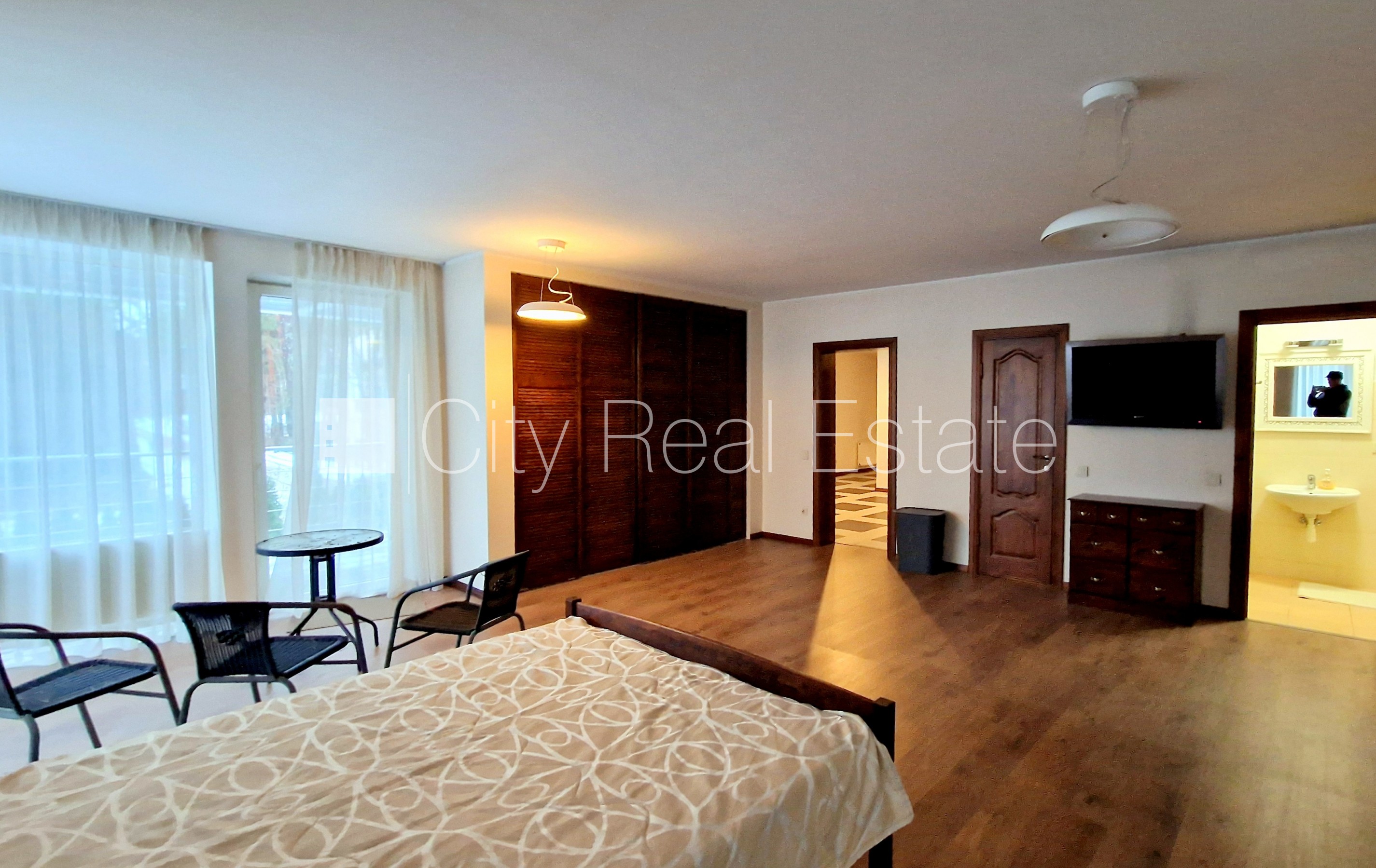 Sludinājumi. Privātmāja, labiekārtota apzaļumota teritorija 1800 m2, iežogota teritorija, teritorijas Cena: 3000 EUR/mēn Foto #14