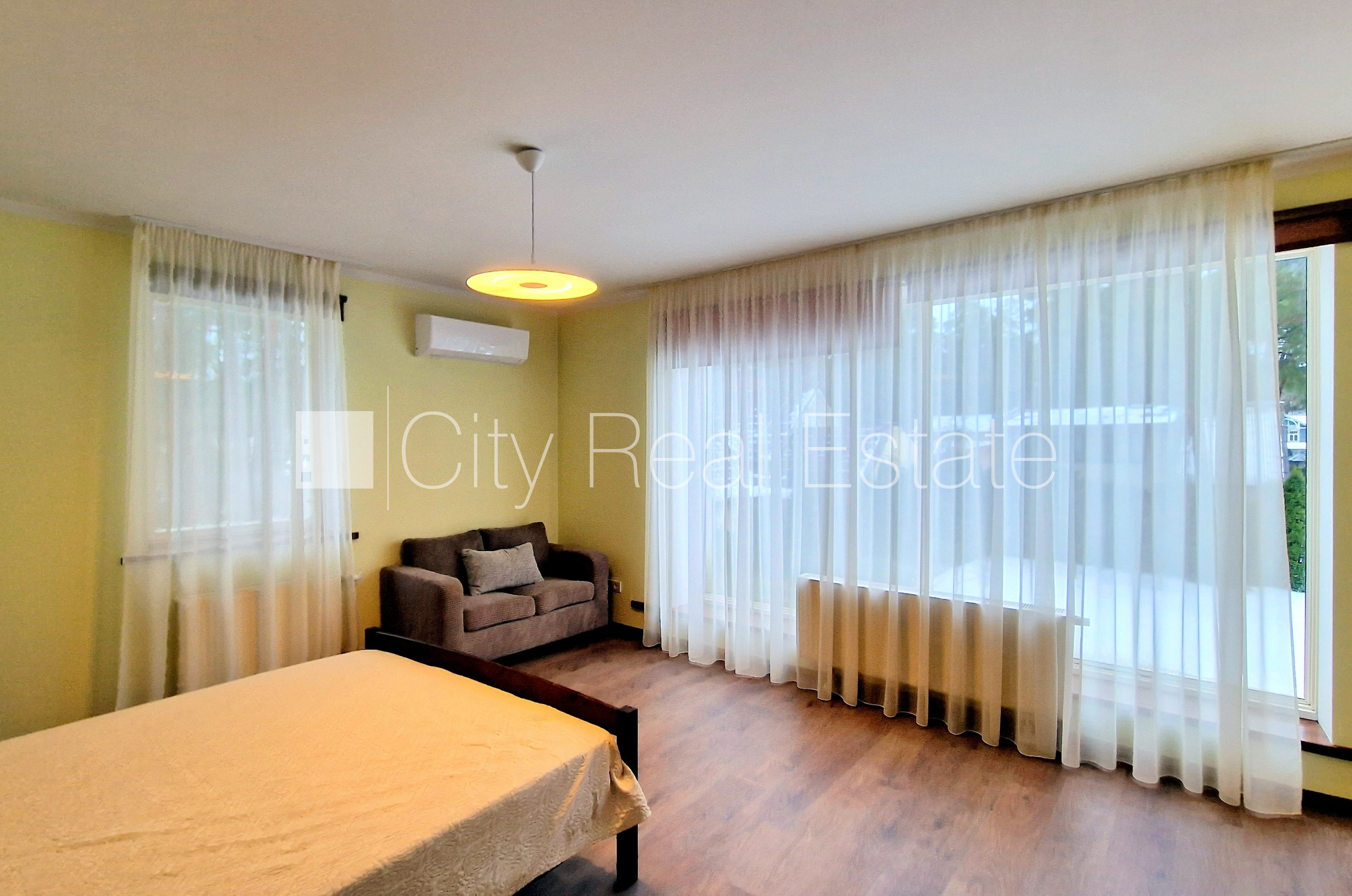 Sludinājumi. Privātmāja, labiekārtota apzaļumota teritorija 1800 m2, iežogota teritorija, teritorijas Cena: 3000 EUR/mēn Foto #15