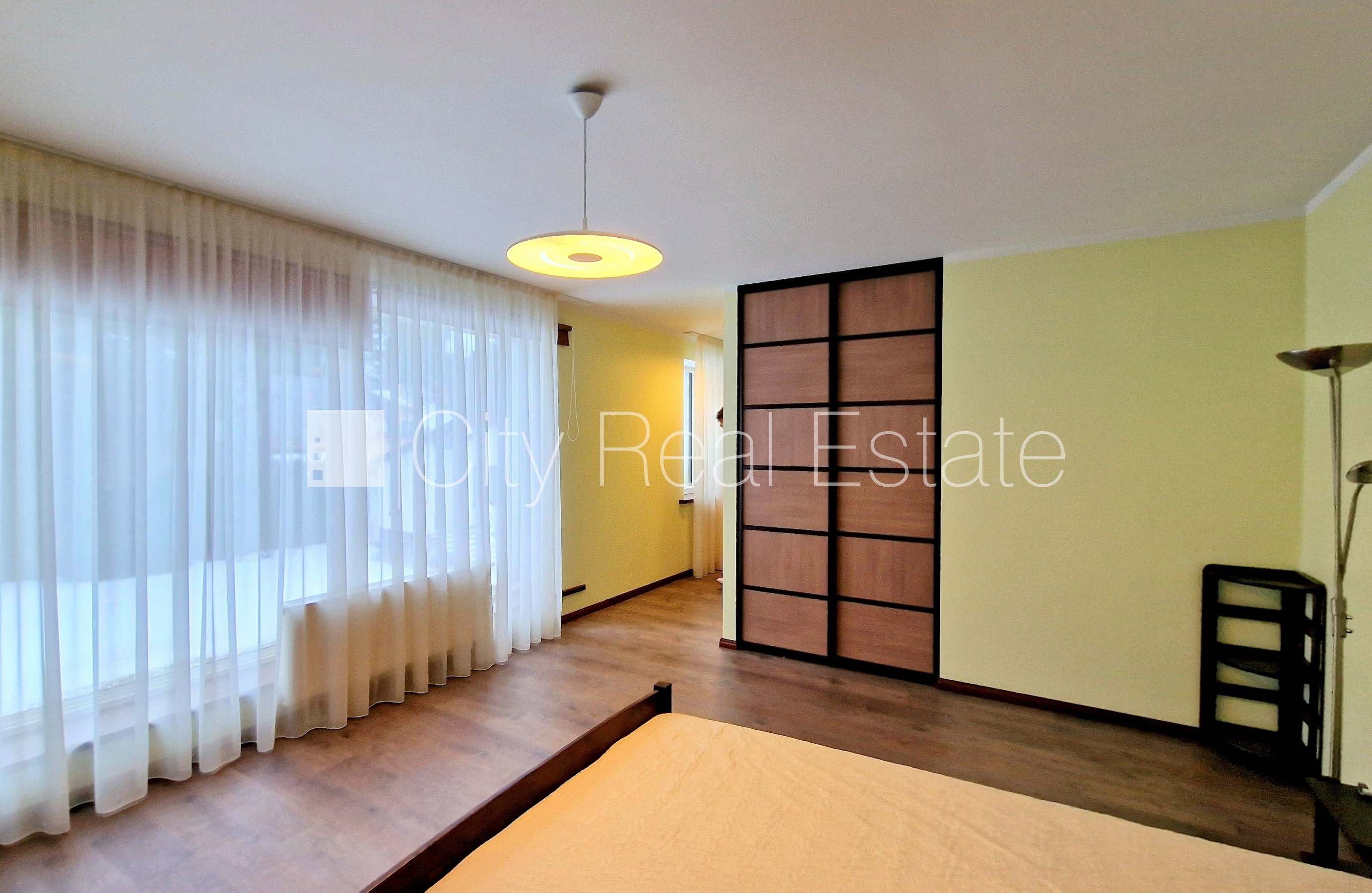 Sludinājumi. Privātmāja, labiekārtota apzaļumota teritorija 1800 m2, iežogota teritorija, teritorijas Cena: 3000 EUR/mēn Foto #16