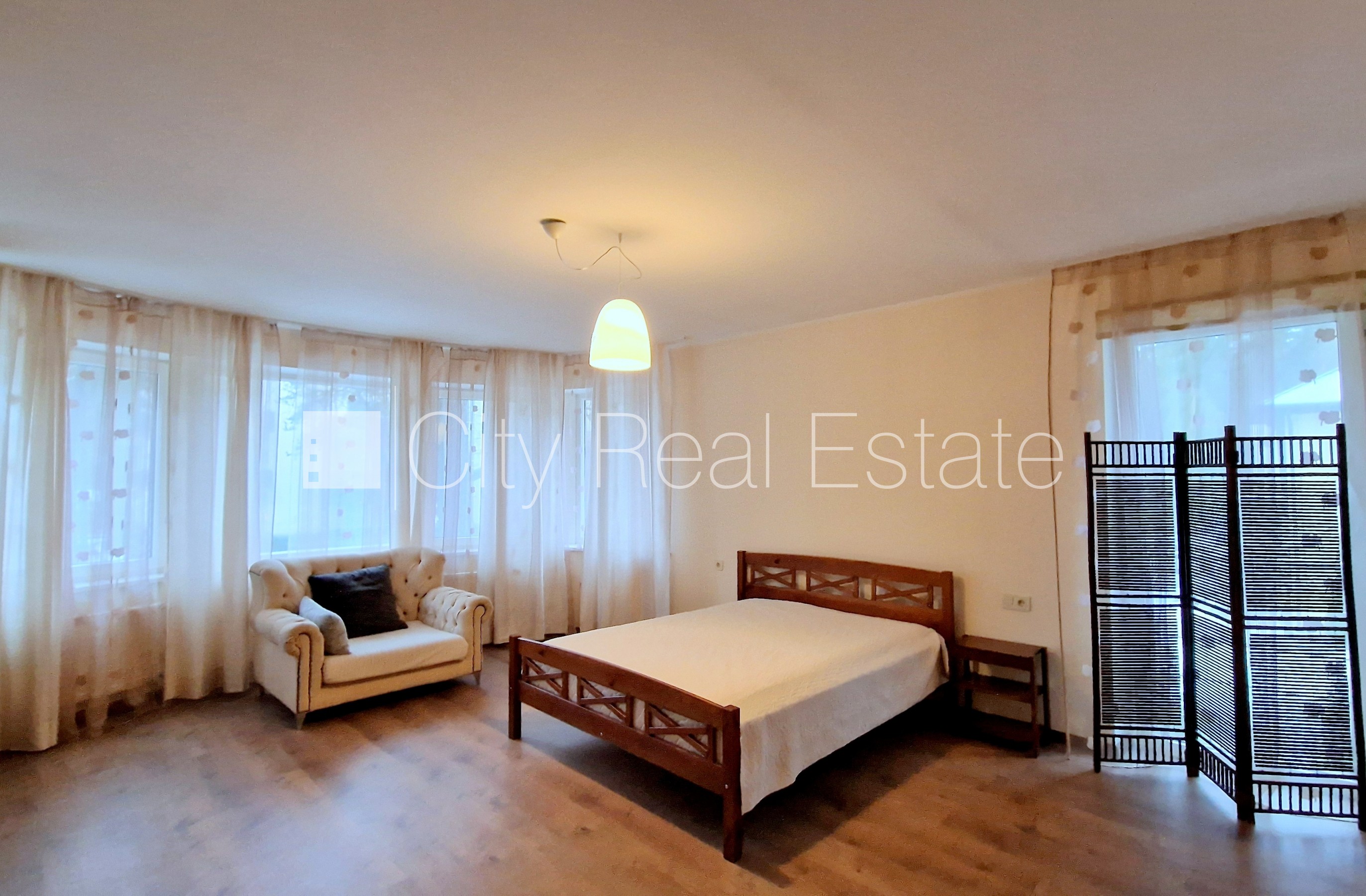 Sludinājumi. Privātmāja, labiekārtota apzaļumota teritorija 1800 m2, iežogota teritorija, teritorijas Cena: 3000 EUR/mēn Foto #12