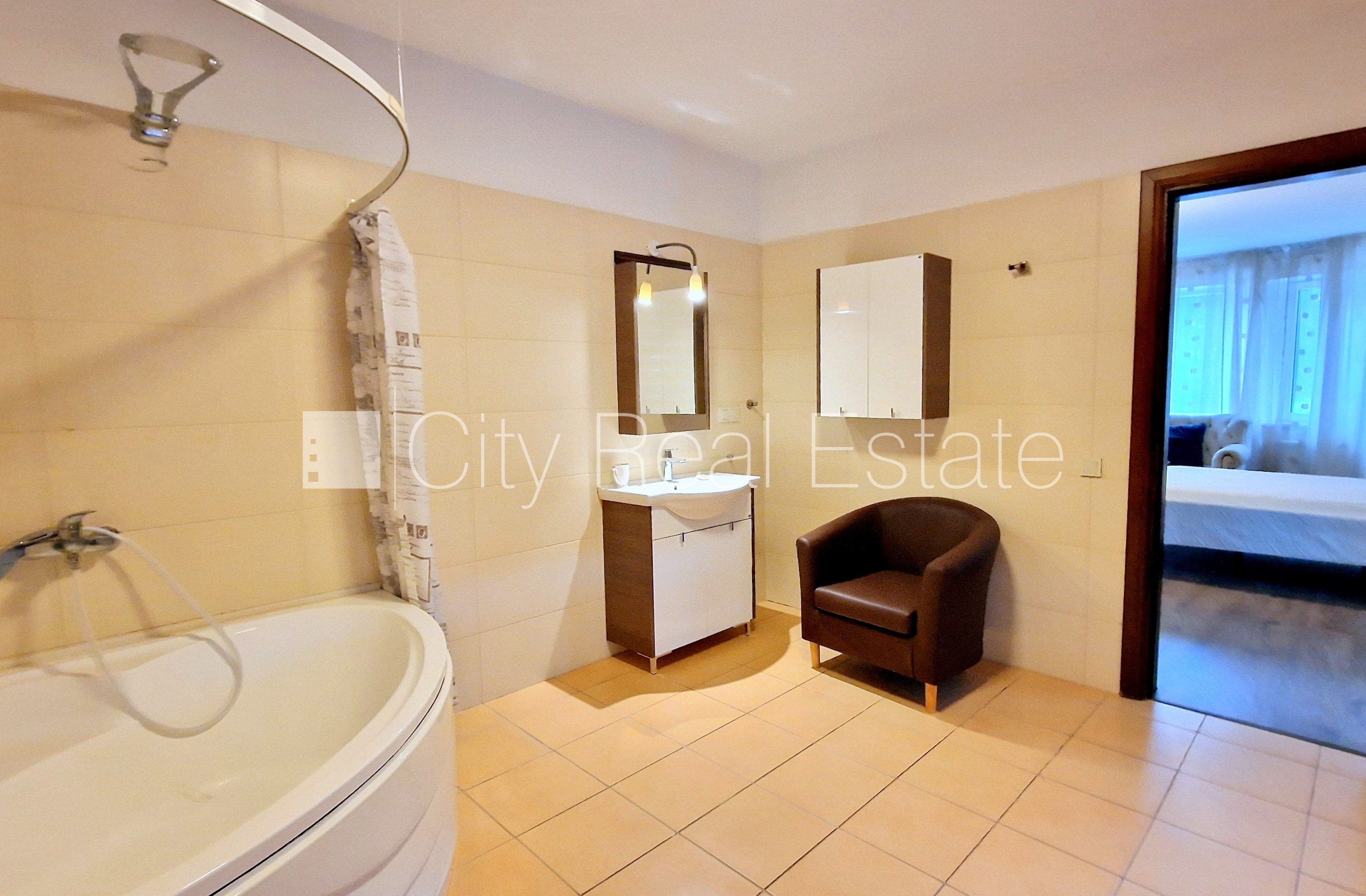 Sludinājumi. Privātmāja, labiekārtota apzaļumota teritorija 1800 m2, iežogota teritorija, teritorijas Cena: 3000 EUR/mēn Foto #19