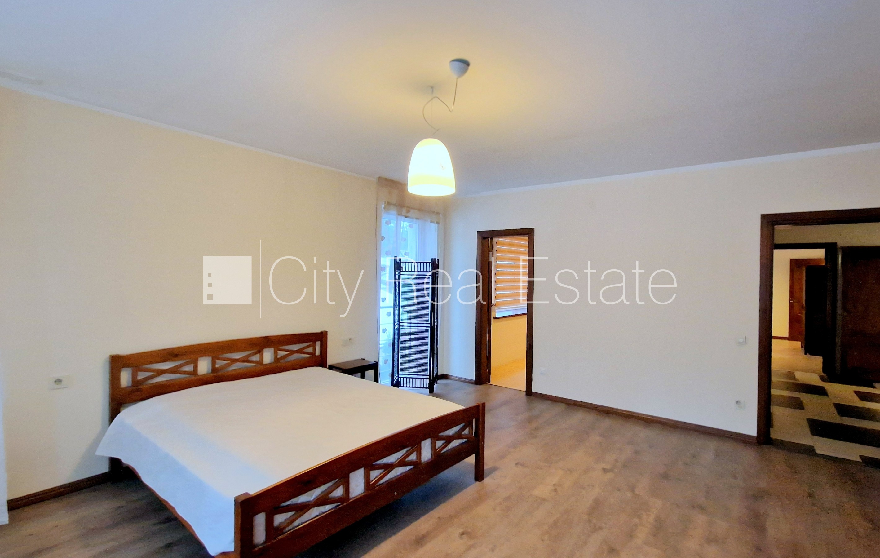 Sludinājumi. Privātmāja, labiekārtota apzaļumota teritorija 1800 m2, iežogota teritorija, teritorijas Cena: 3000 EUR/mēn Foto #13