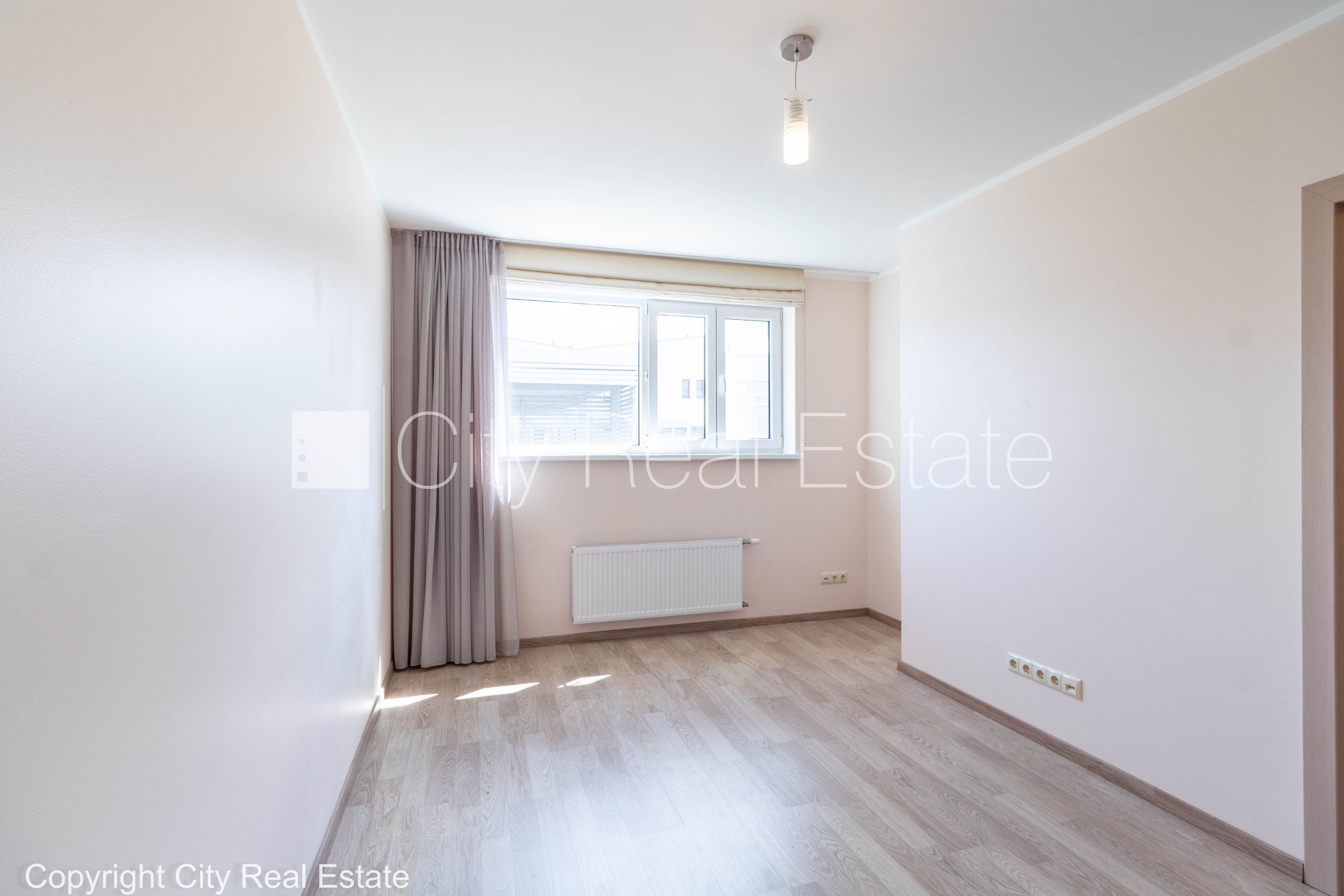 Sludinājumi. Rindu māja, jaunceltne, labiekārtota apzaļumota teritorija, slēgts pagalms, vieta vairākām Cena: 400000 EUR Foto #22