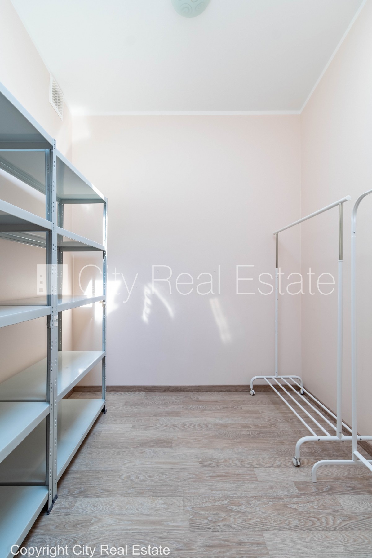 Sludinājumi. Rindu māja, jaunceltne, labiekārtota apzaļumota teritorija, slēgts pagalms, vieta vairākām Cena: 400000 EUR Foto #19